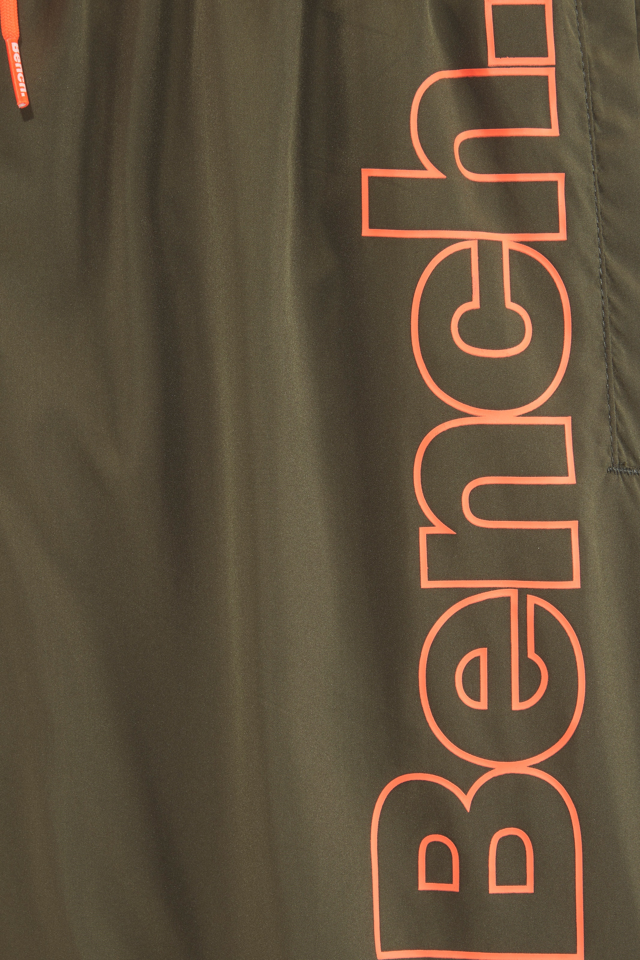 Bench. Badeshorts mit Logoschriftzug