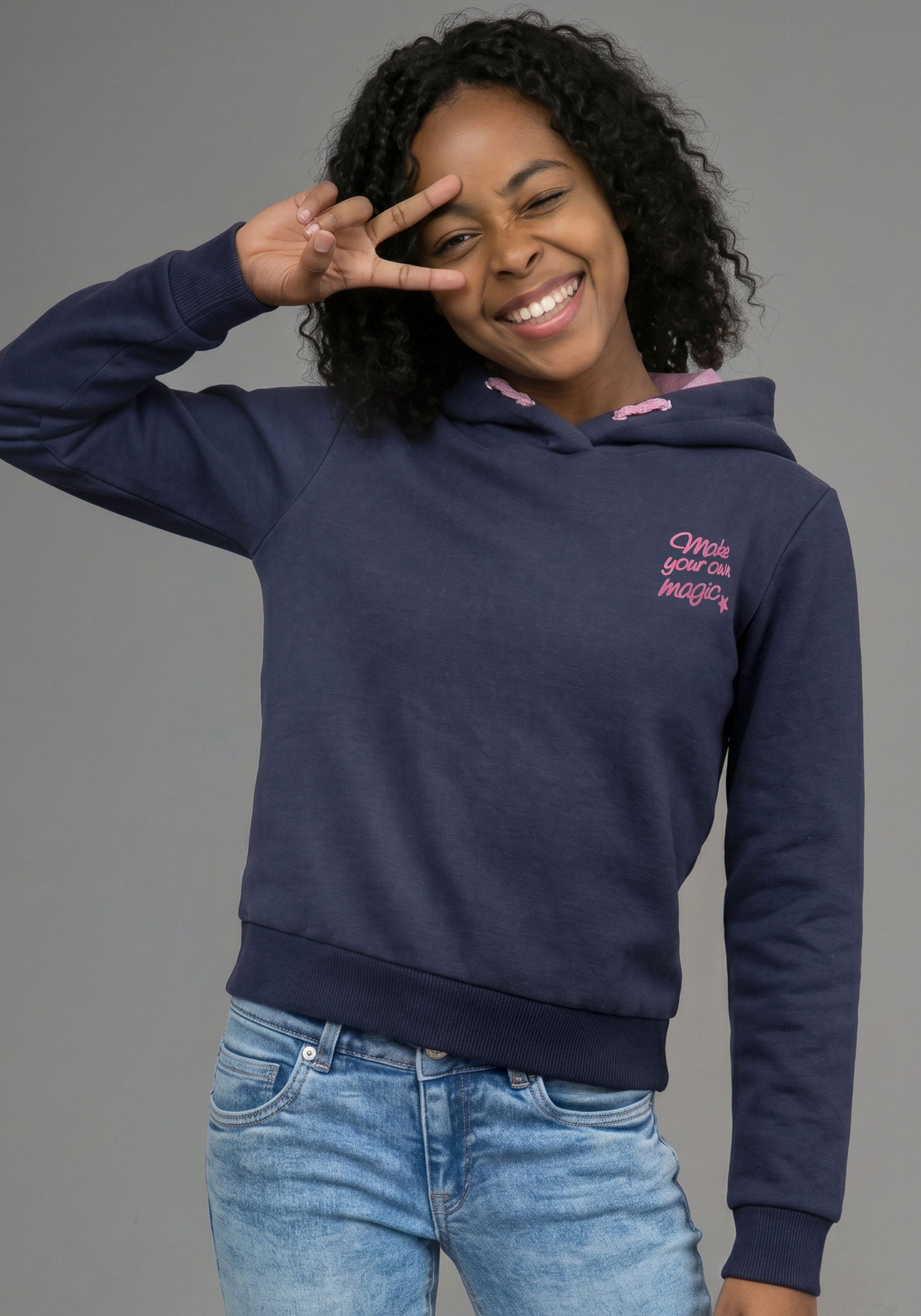 KIDSWORLD Kapuzenshirt »Slogan Hoodie: MAKE YOUR OWN MAGIC« Shirt mit Front- und Rückendruck, kurze Schnittform, Statement-Print