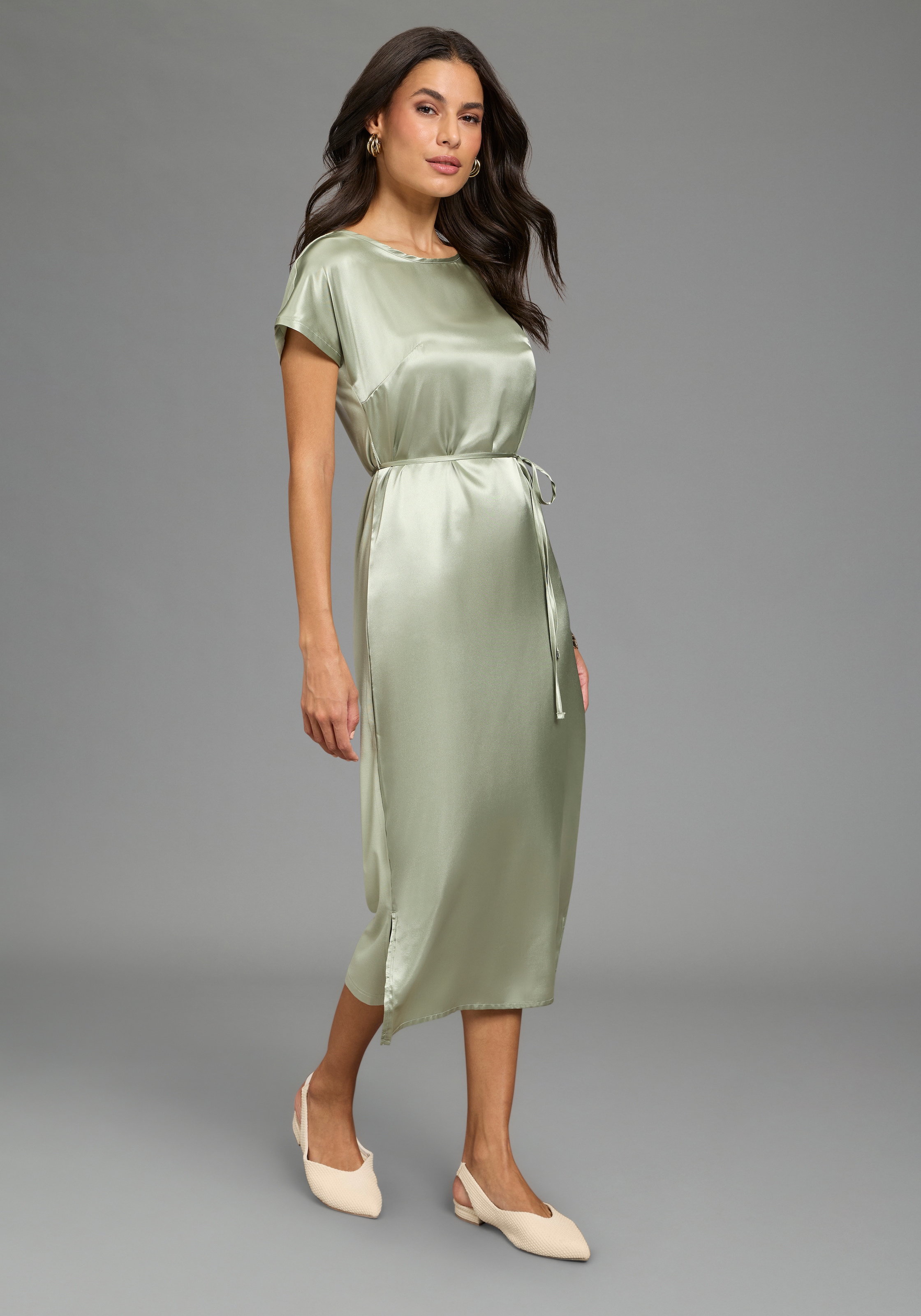 Laura Scott Satinkleid in moderner Midi-Länge, glänzende Optik