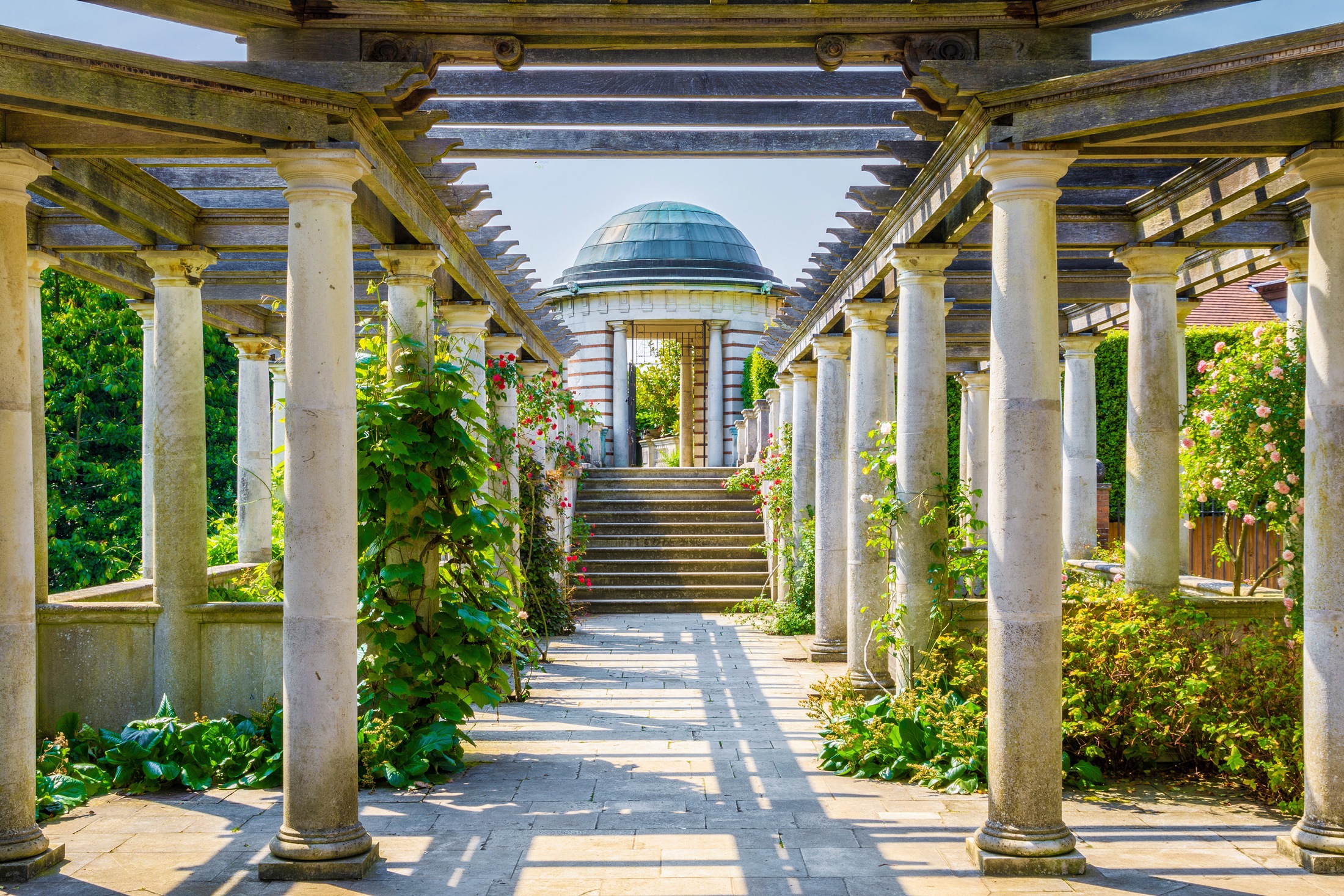 Fototapete »ARCHITEKTUR-PERGOLA HÜGEL GARTEN LONDON SÄULEN BLUMEN«