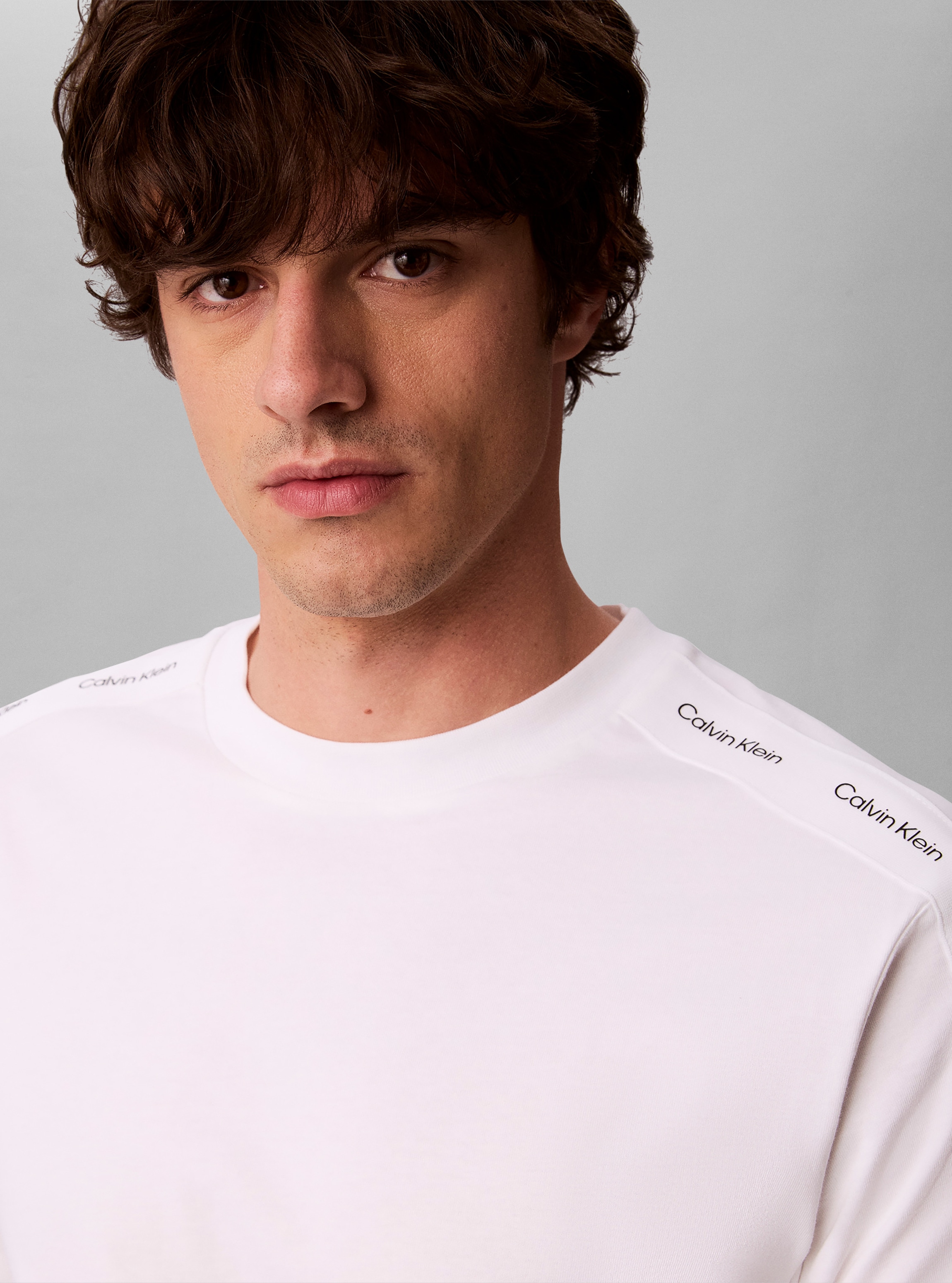 Calvin Klein Jeans T-Shirt »LOGO TAPE TEE« Regular fit, Logoschriftzug
