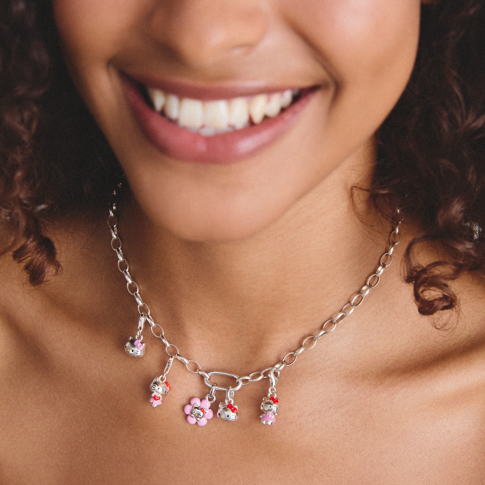 THOMAS SABO Charm-Einhänger »THOMAS SABO ♡ Hello Kitty Charm mit roter Schleife - Original« Emaille