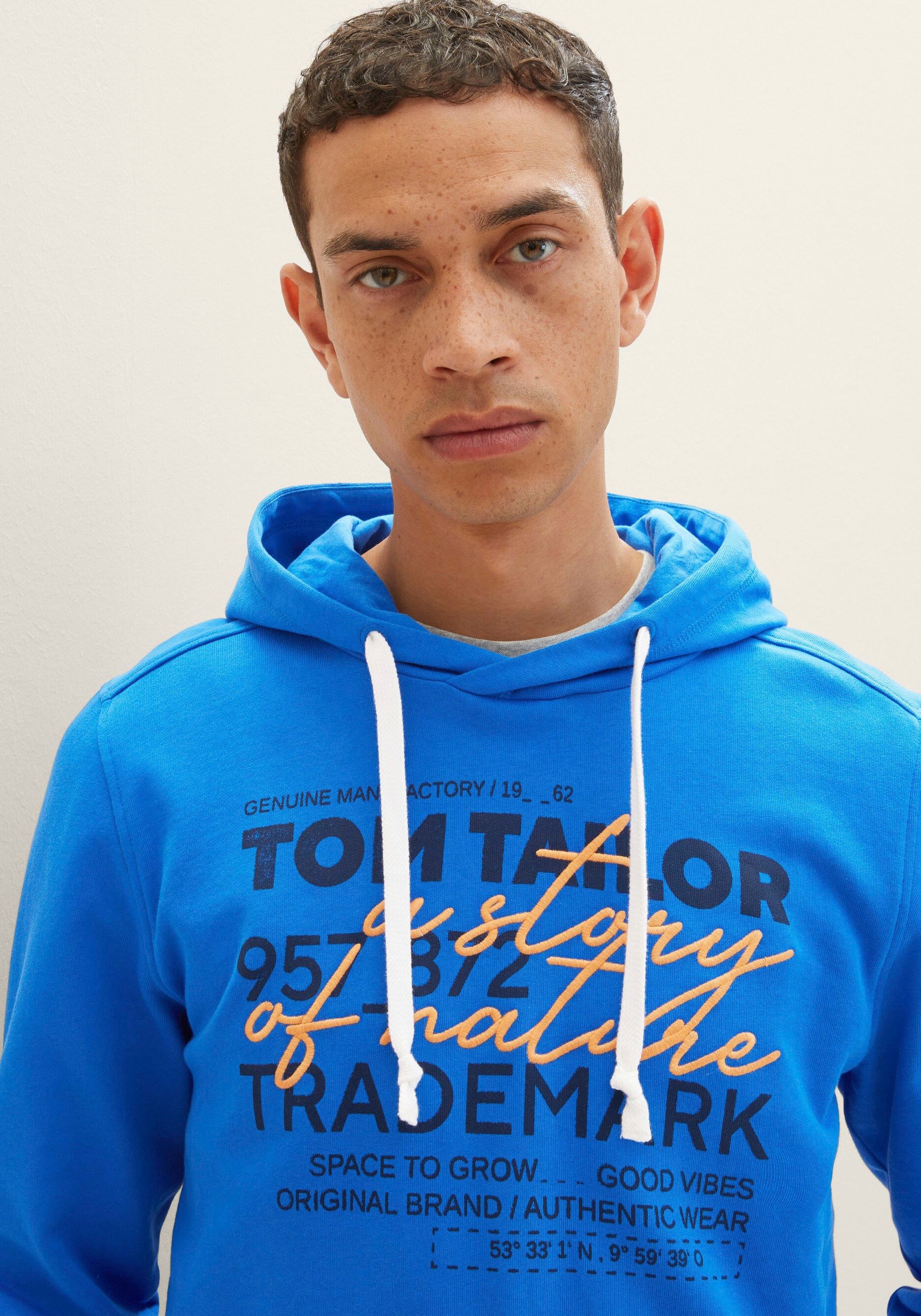 TOM TAILOR Kapuzensweatshirt, mit lässigem Frontprint + Stickerei