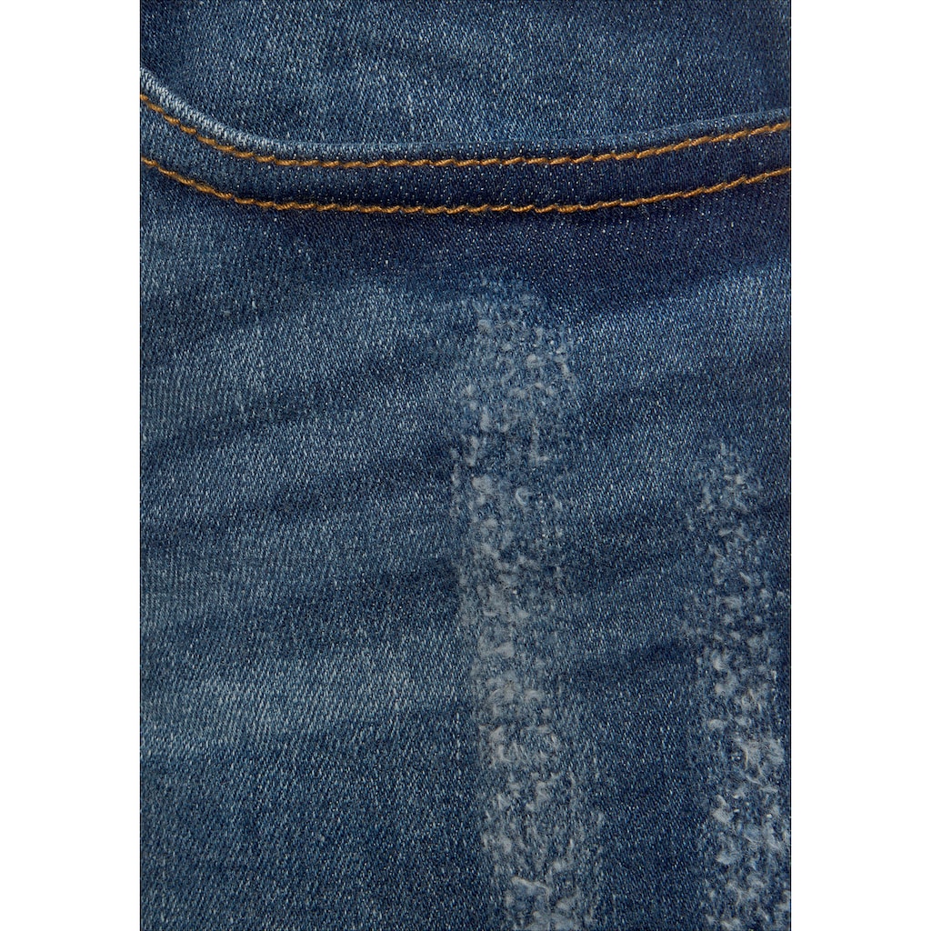Buffalo Jeanshotpants, mit Fransen am Saum, Shorts aus elastischer Baumwolle