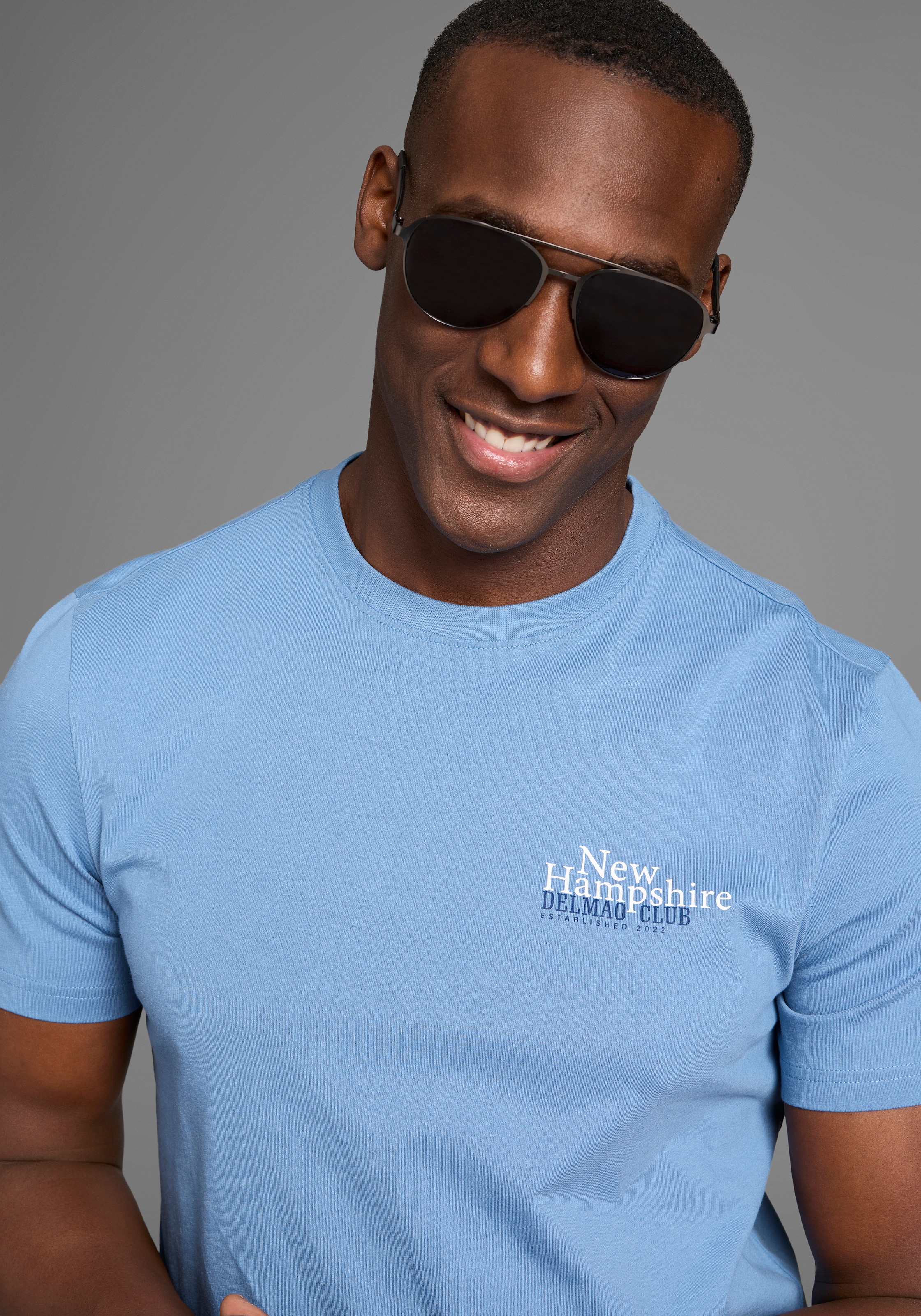 DELMAO T-Shirt, mit dezentem Logo-Schriftzug im Club-Design