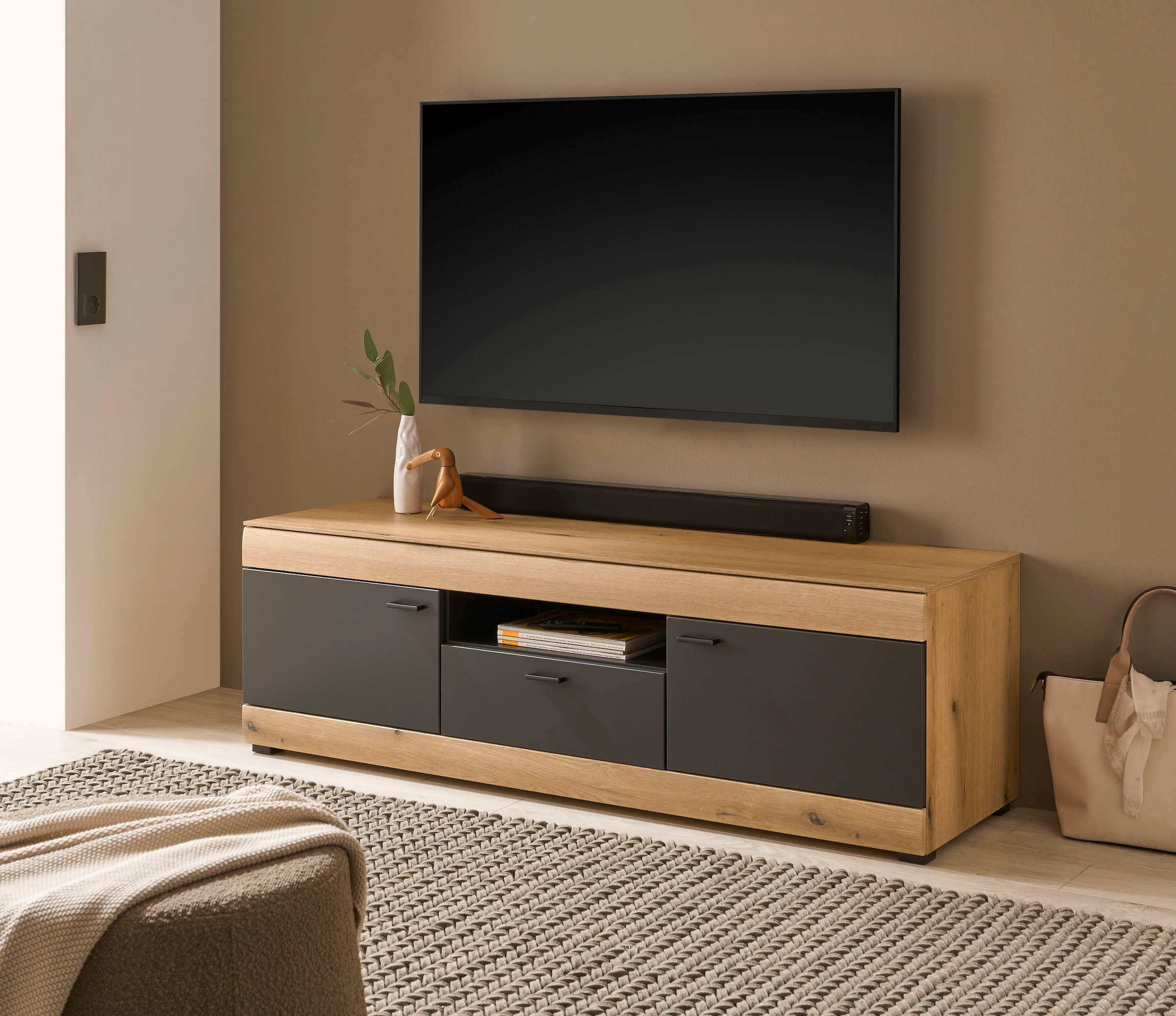 Home affaire Lowboard »Soleto, moderner TV-Schrank, Kommode, TV-Unterschrank« zeitlos, schwarze Griffe aus Metall, ausreichend Stauraum