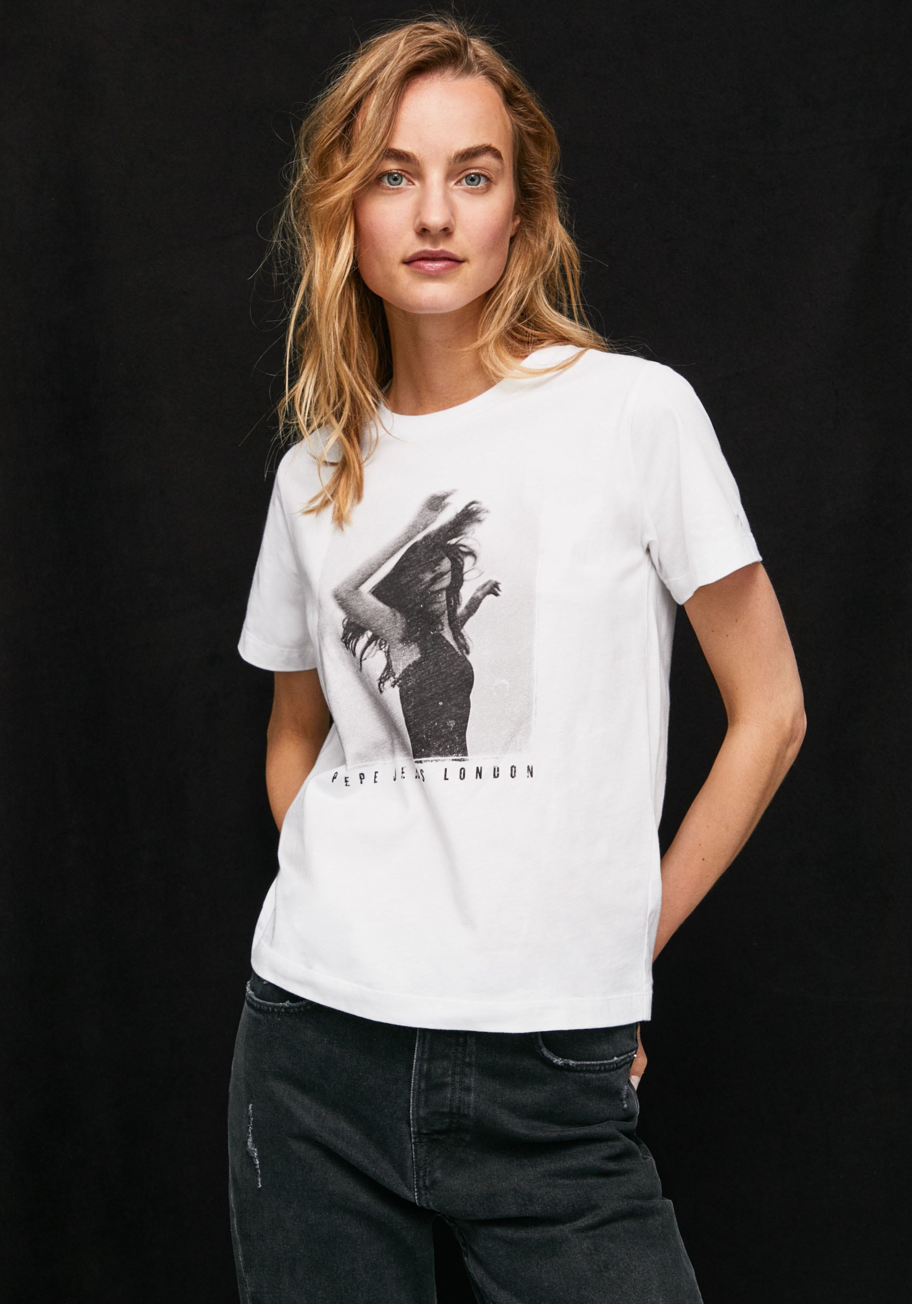 Pepe Jeans T-Shirt »SONYA«, in bestellen Frontprint OTTO figurbetonter mit markentypischem tollem Passform und bei