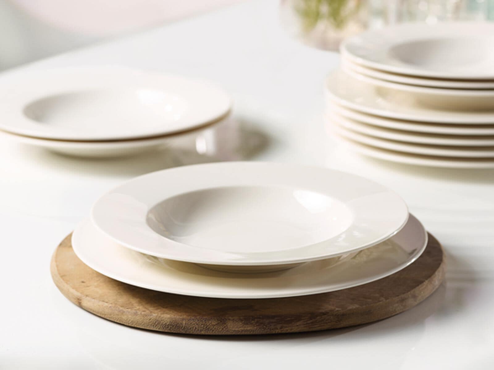 vivo Villeroy & Boch Group Geschirr-Set »Tafelservice Basic White 12er Set weiß« Spülmaschinenfest, Mikrowellensicher