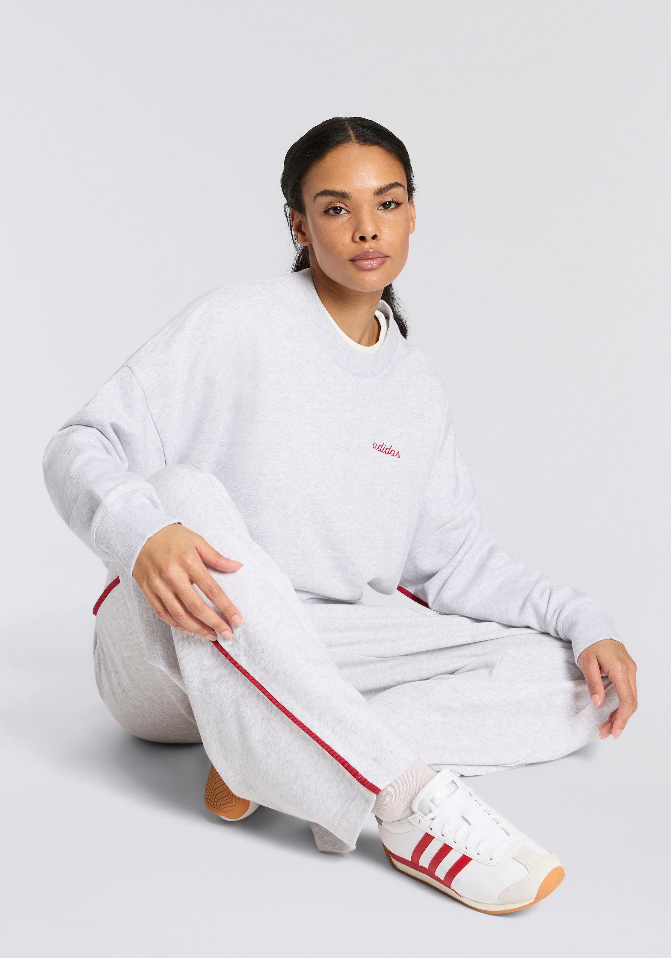 adidas Sportswear Sweatshirt »SEASONAL ESSENTIALS COLORPOP MIT AUFGESTICKTER GRAFIK«
