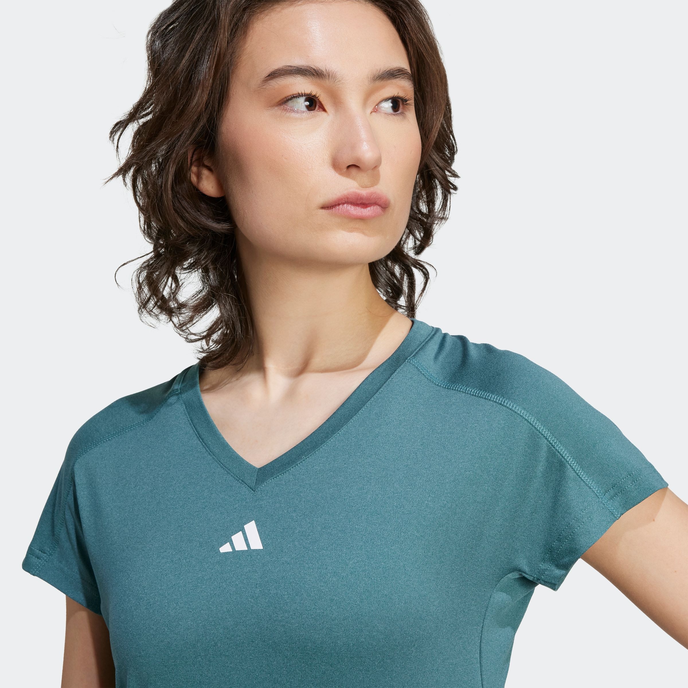 adidas Performance T-Shirt »TR-ES MIN T«, Trainingsshirt, feuchtigkeitsabsorbierend mit V Ausschnitt