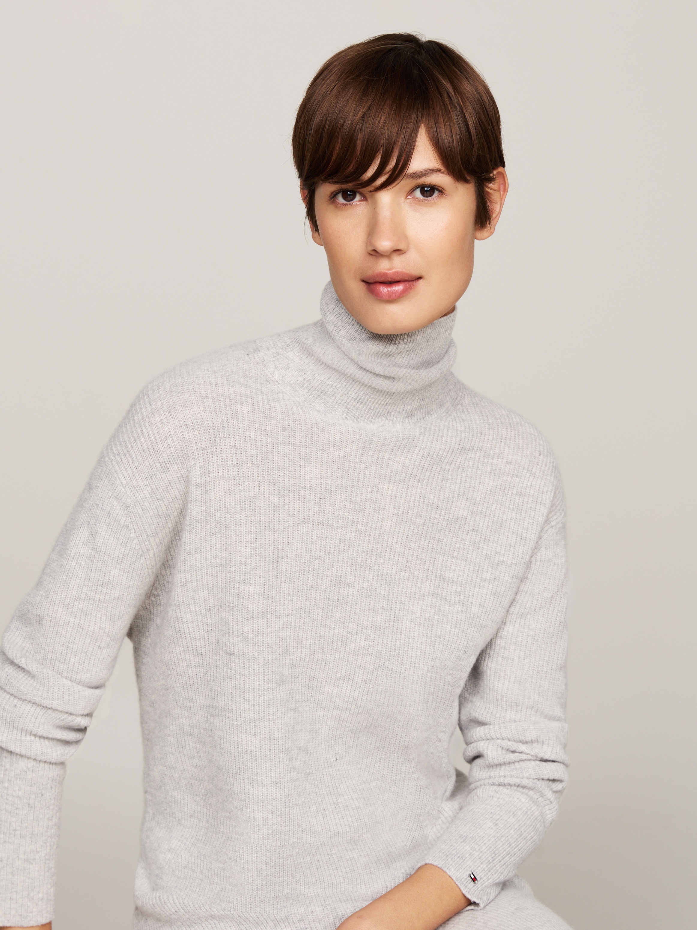 Tommy Hilfiger Strickkleid »WOOL CASH ROLL-NK LONG DRESS«, mit Logostickerei, in Rippoptik