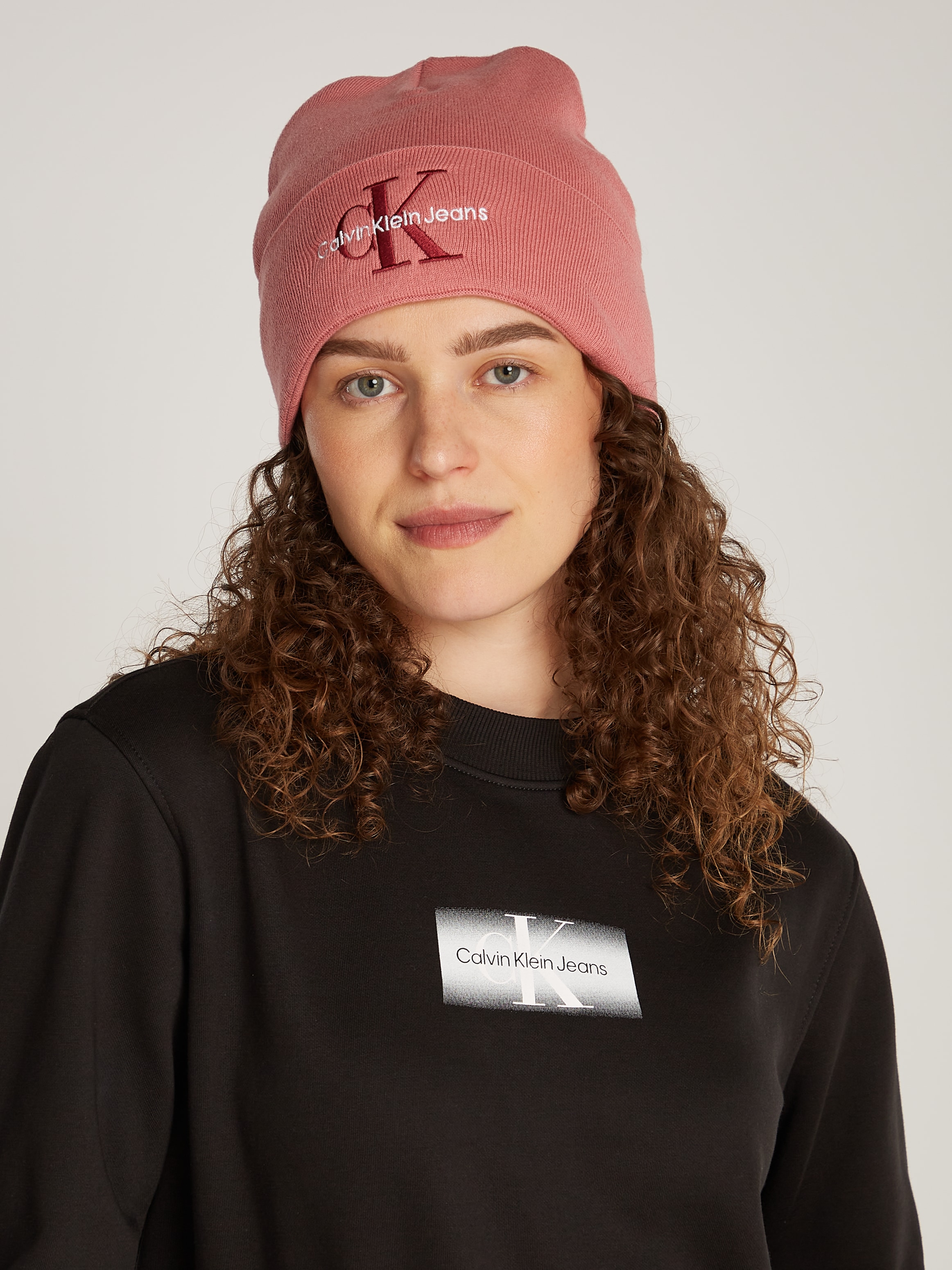 Calvin Klein Jeans Beanie »MONO LOGO EMBRO BEANIE«, mit Logostickerei