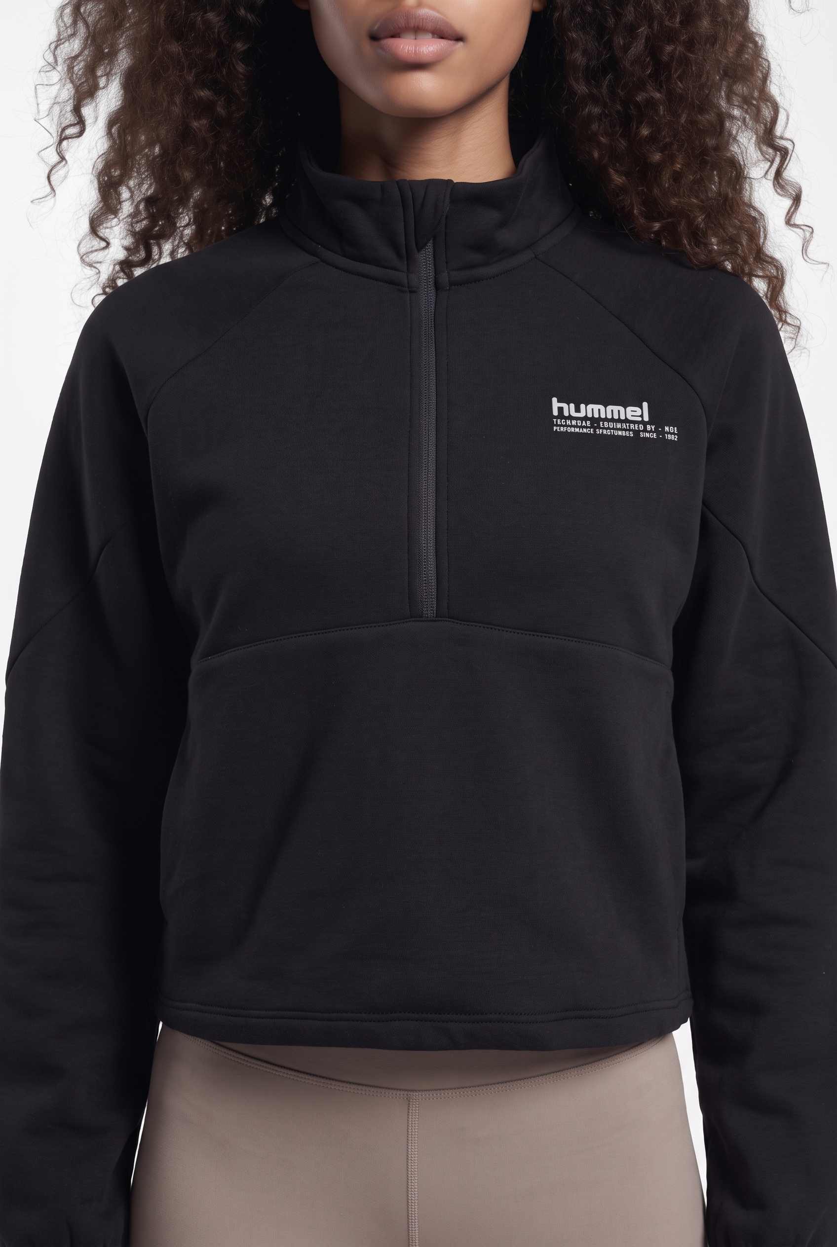 hummel Sweater »HMLTECH FLEECE WOMEN BOXY HALF ZIP«, mit reflektierenden Logodetails, aus Baumwolle, Polyester und Elasthan

