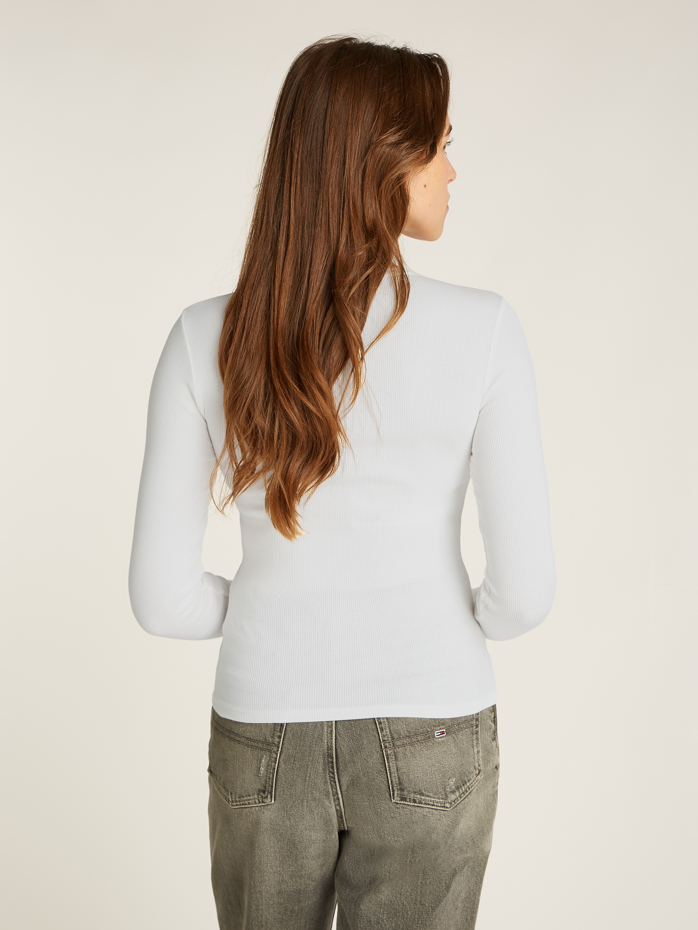 Tommy Jeans Langarmshirt »TJW SLIM ESSENTIAL RIB LS«, mit Logostickerei