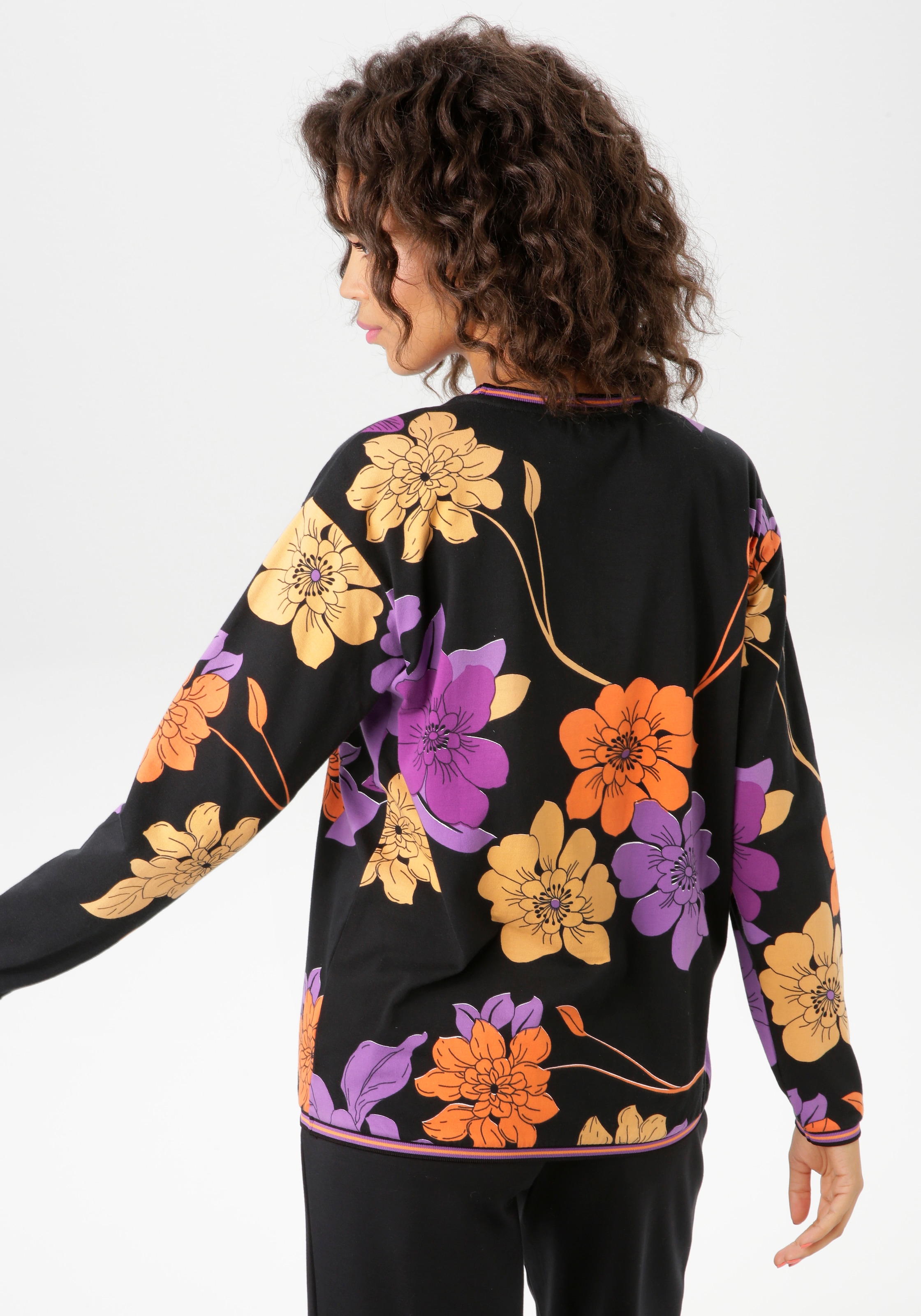Aniston CASUAL Sweatshirt, mit großflächigen Blumen bedruckt