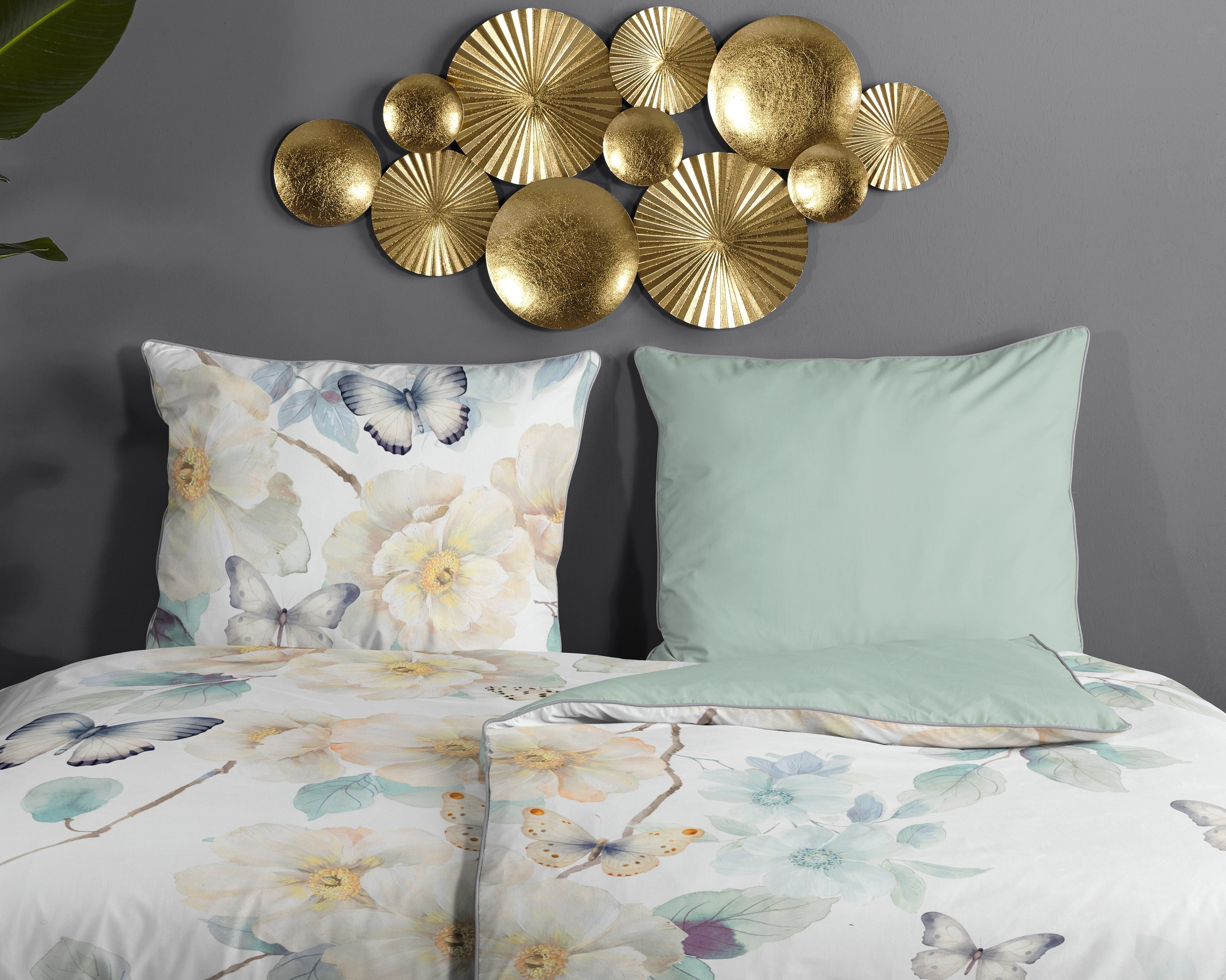 Descanso Wendebettwäsche »Adiwanya«, Satin, Reißverschluss, Paspel, Biese, Wendeoptik, Luxe, Blumen, weiß