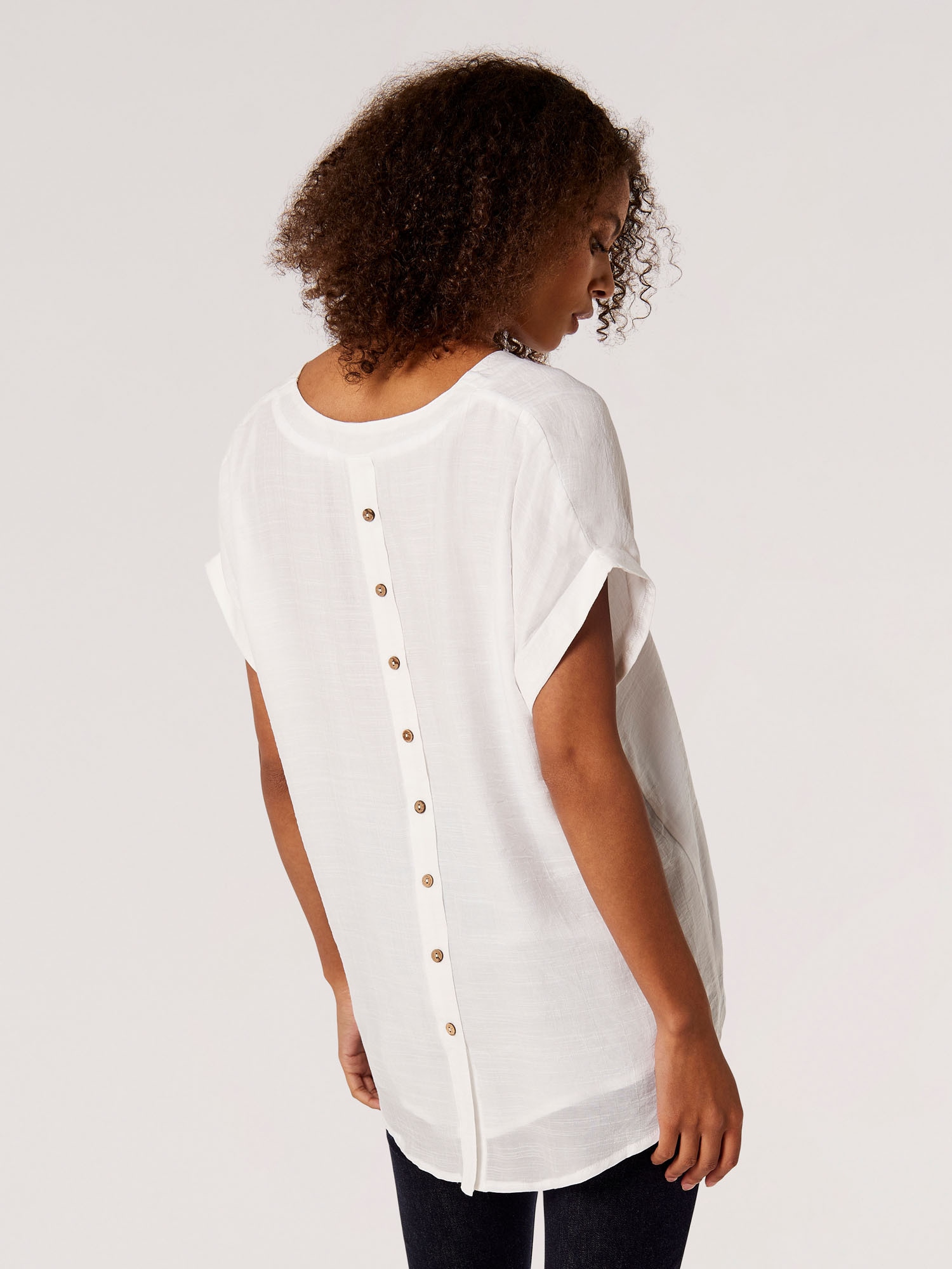 Apricot Klassische Bluse »Slub Shimmer V/Nk ButtonBack Top« mit Zierknopfleiste am Rücken