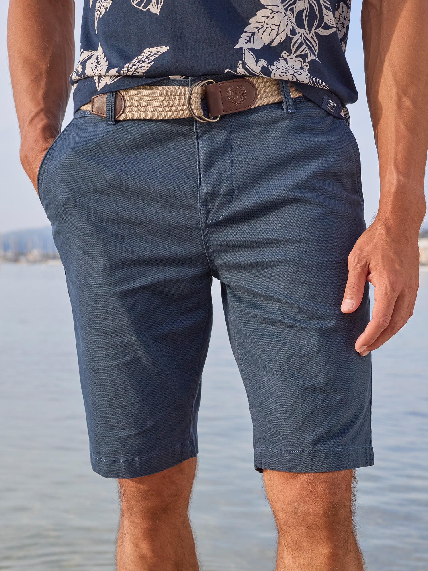 LERROS Chinoshorts »Bequeme Chino-Bermuda mit Gürtel und Minimalprint«  Leichte Sommershorts aus 98% Baumwolle und 2% Elasthan, mit 4 Taschen