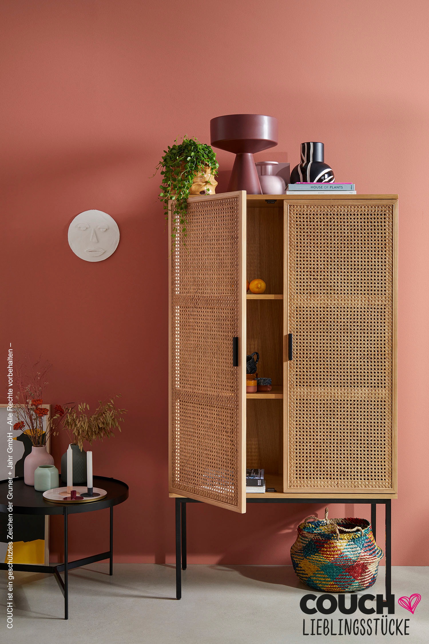 Highboard mit feinem Rattan-Geflecht