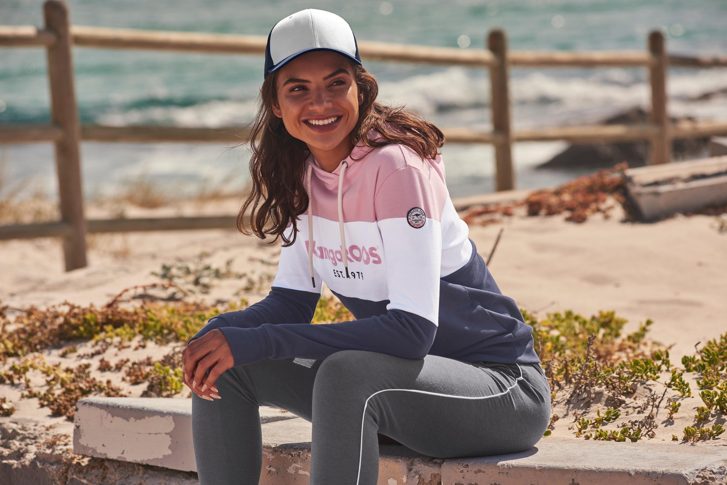 KangaROOS Hoodie, Langarm mit Daumenlöchern, figurumspielend