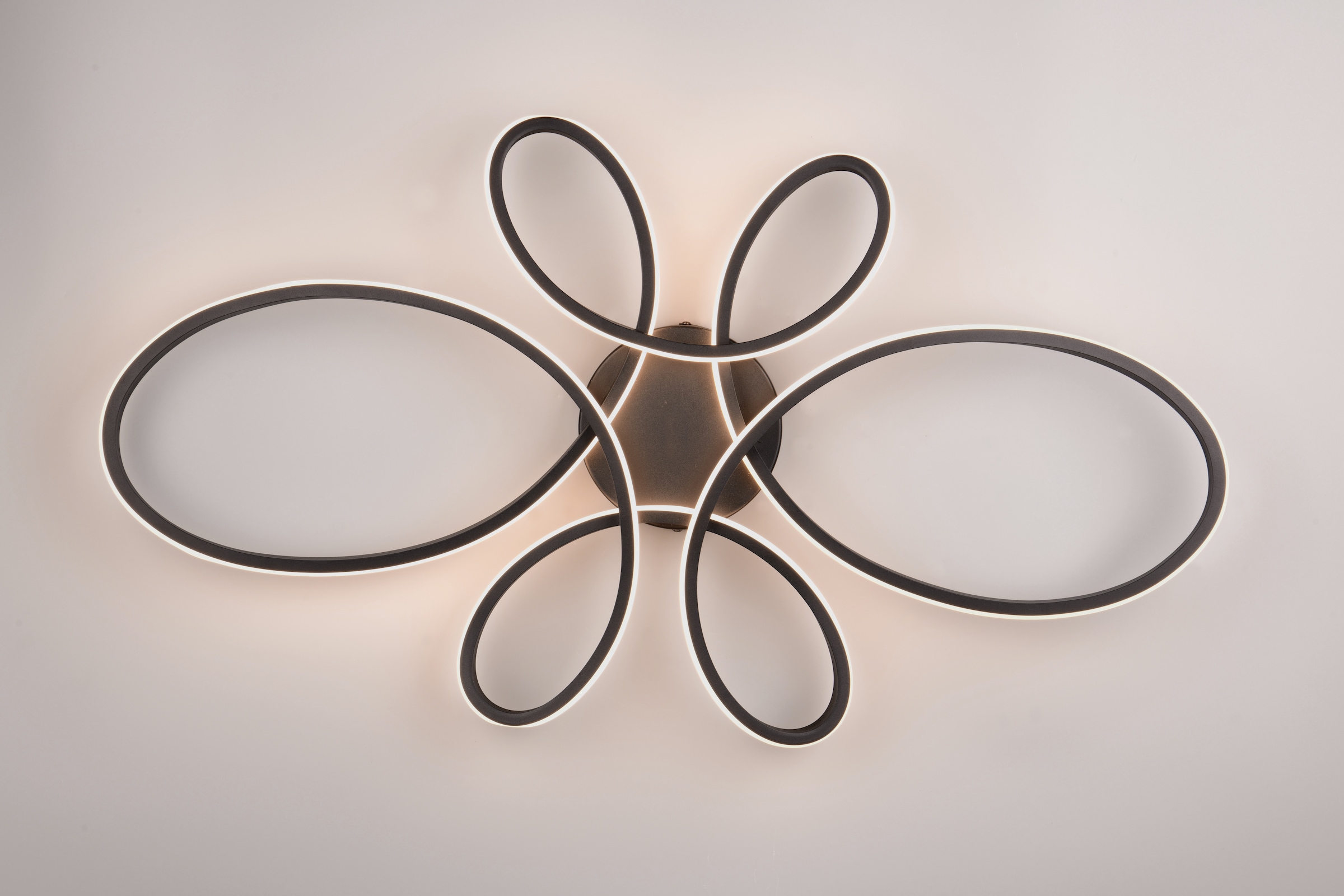 TRIO Leuchten LED Deckenleuchte »FLY, Deckenlampe LED 32W 3900 Lumen warmweiß 3000K 3-Stufen dimmbar« LED-Board 1 Stk. Warmweiß Maße 83x45 cm, LED Band Schleife Deckenlampe Schlafzimmer Wohnzimmer