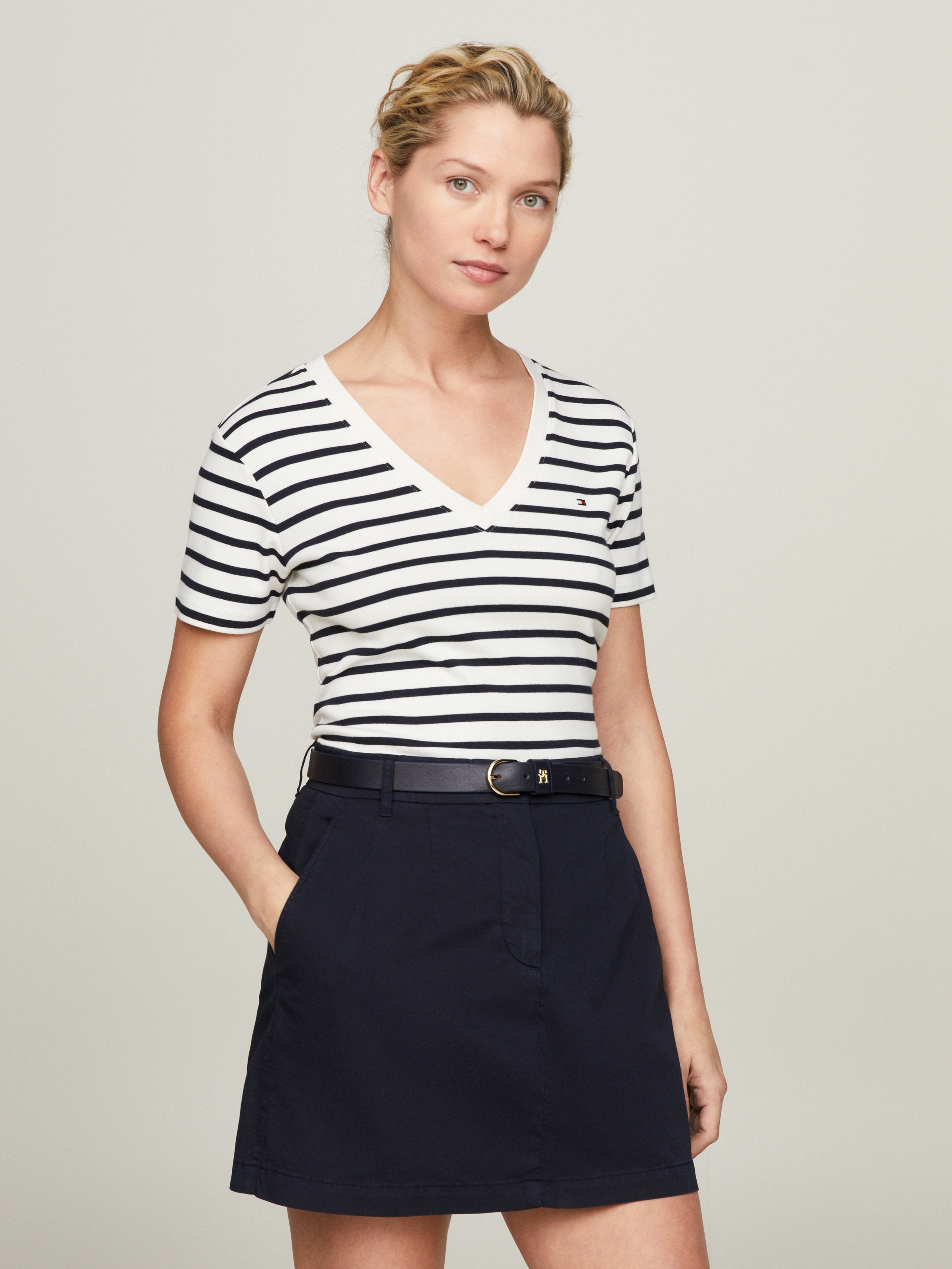 Tommy Hilfiger T-Shirt »SLIM CODY V-NK SS mit V-Ausschnitt und Streifen«, gestreift, casual, slim fit, Baumwolle, V-Ausschnitt