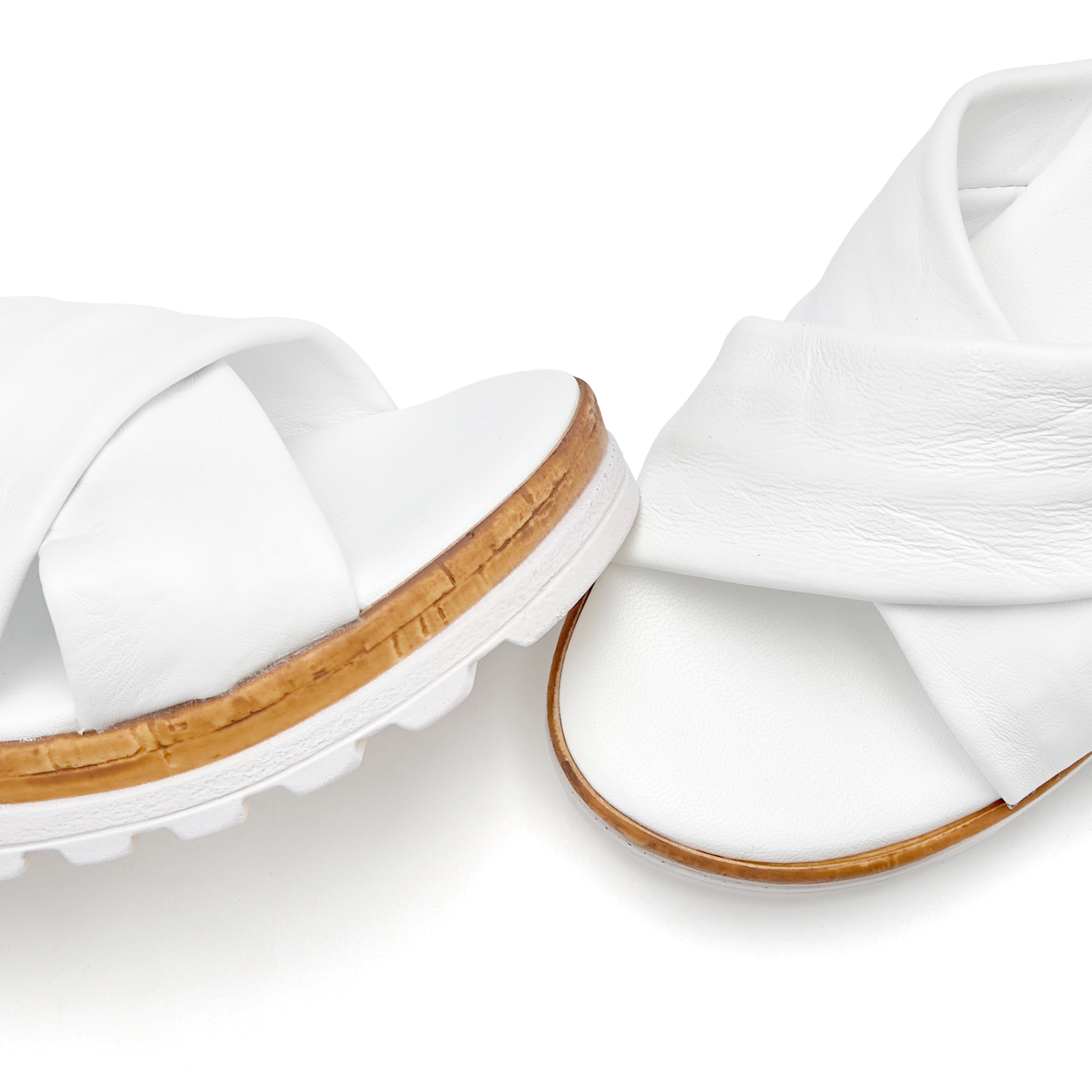 LASCANA Pantolette »Sandale, Sommerschuh, Mule, offener Schuh,«  NEU aus Leder mit dezentem Keilabsatz