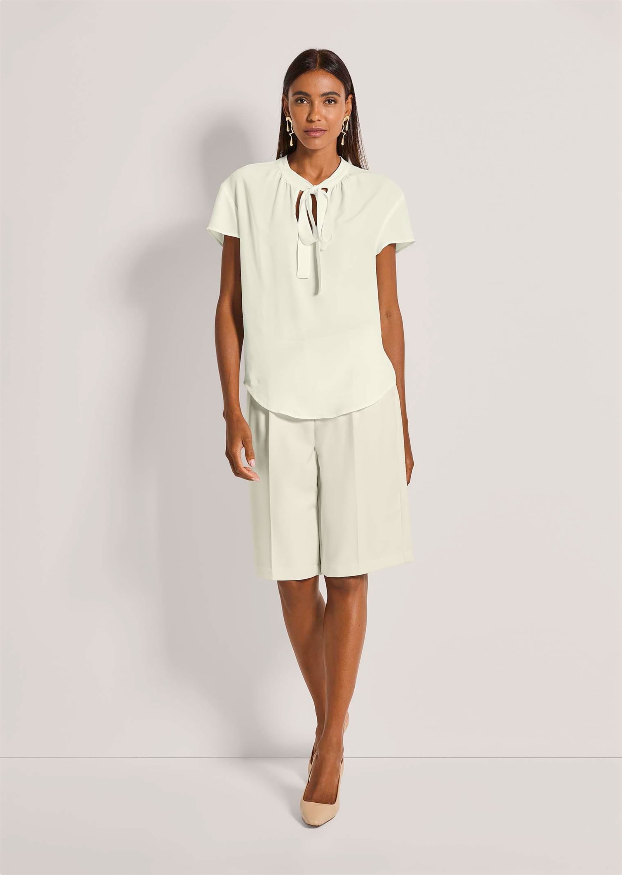 MADELEINE Kurzarmbluse »Blusenshirt Viskosebluse mit Bindeband« Bluse mit Bindeband und Kreuselung am Ausschnitt sowie ein