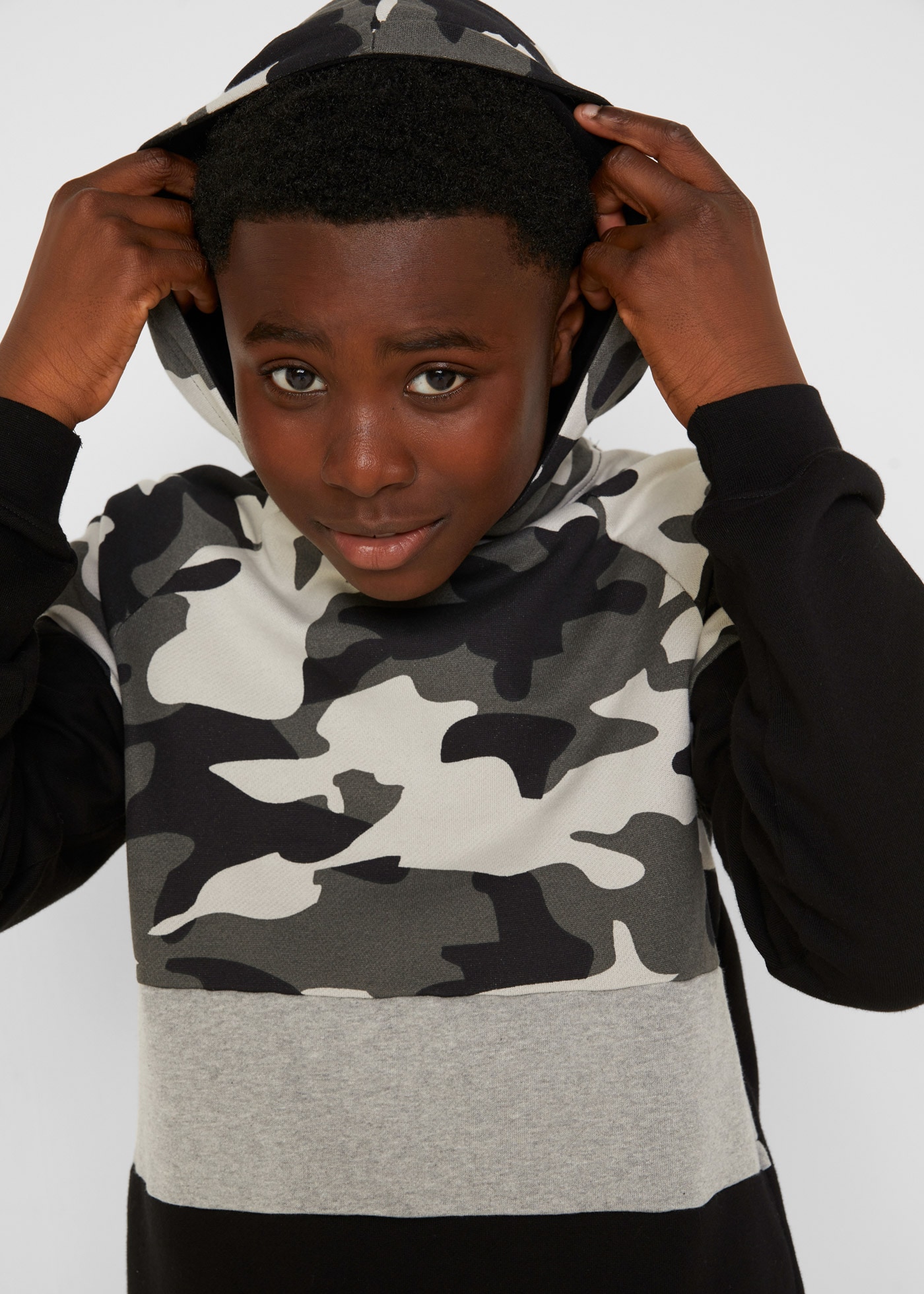 bonprix Langarmshirt & Hose »Sweatshirt & Jogginghose« Set, 2,  mit Camouflage-Print, mit kontrastfarbenen Bereichen