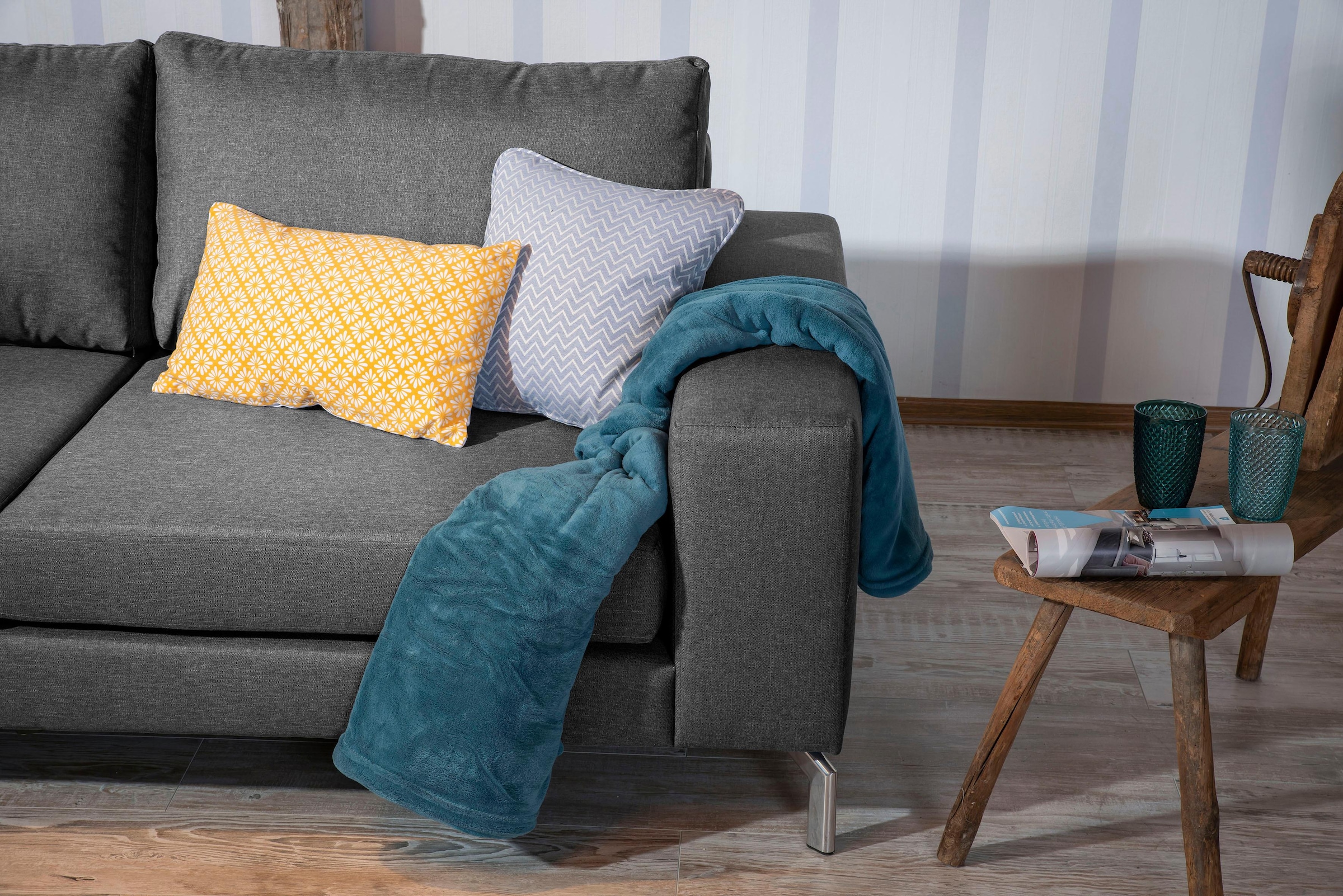 Max Winzer® Ecksofa »Flori Set inkl. Hocker, guter Sitzkomfort, aktuelles Design«, (Spar-Set, Ecksofa und Hocker), elegant mit abgewinkelten Chromfüßen, inklusive Zierkissen