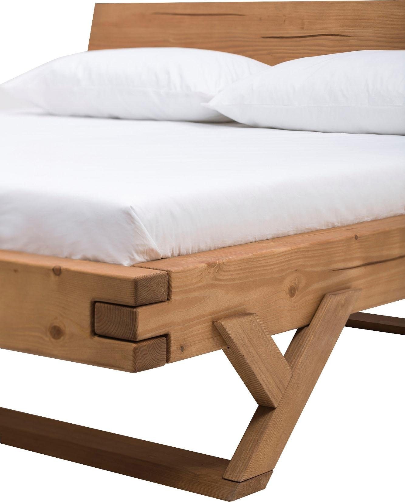 SalesFever Massivholzbett »Eik: Elegantes Bett aus Massivholz« Tradition trifft Moderne: Unikates Balkenbett mit Y-Füßen