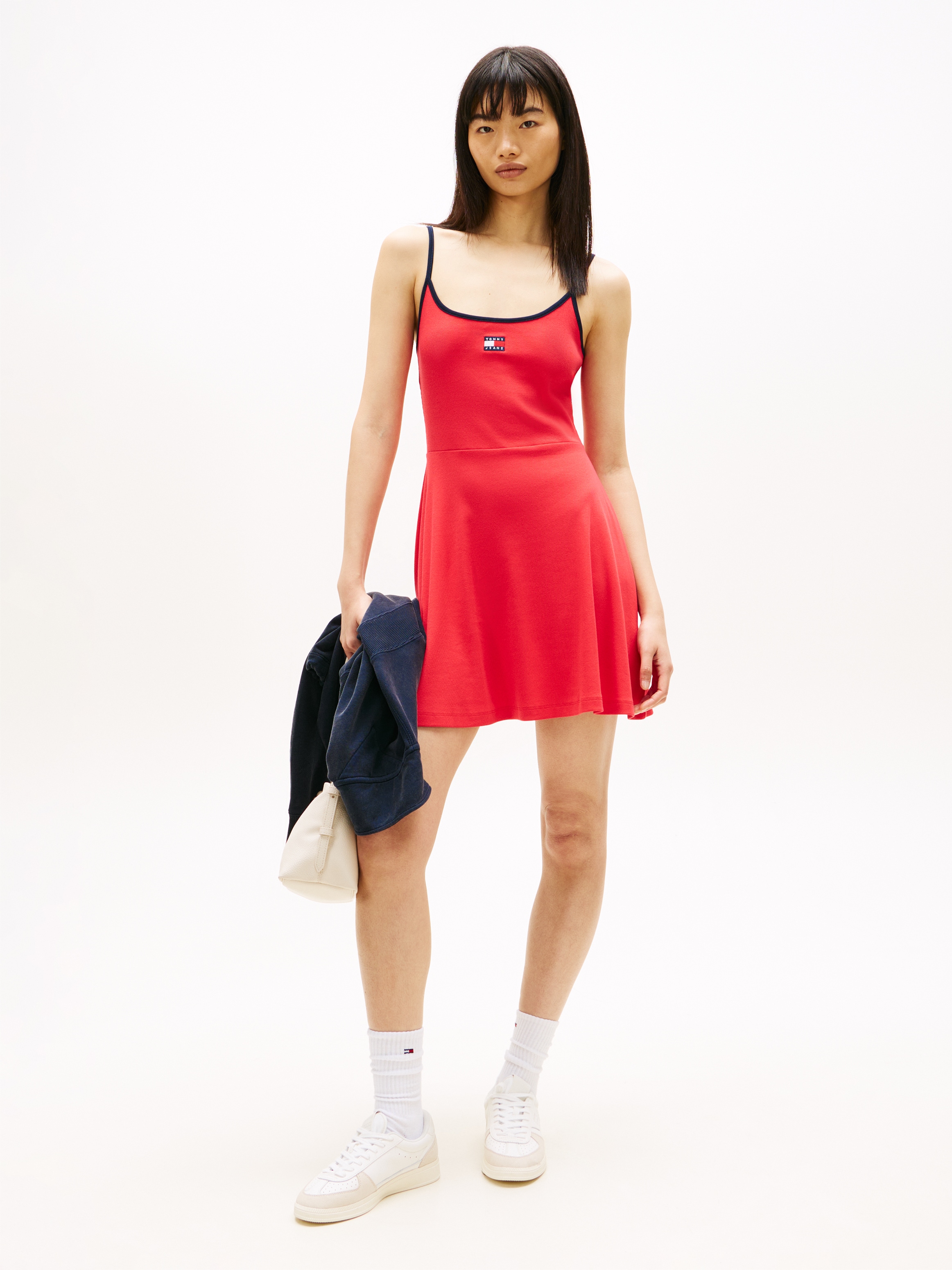 Tommy Jeans Spaghettikleid »TJW F&F STRAPPY BADGE DRESS« Fit and Flare, gerippt, mit Kontrastdetails