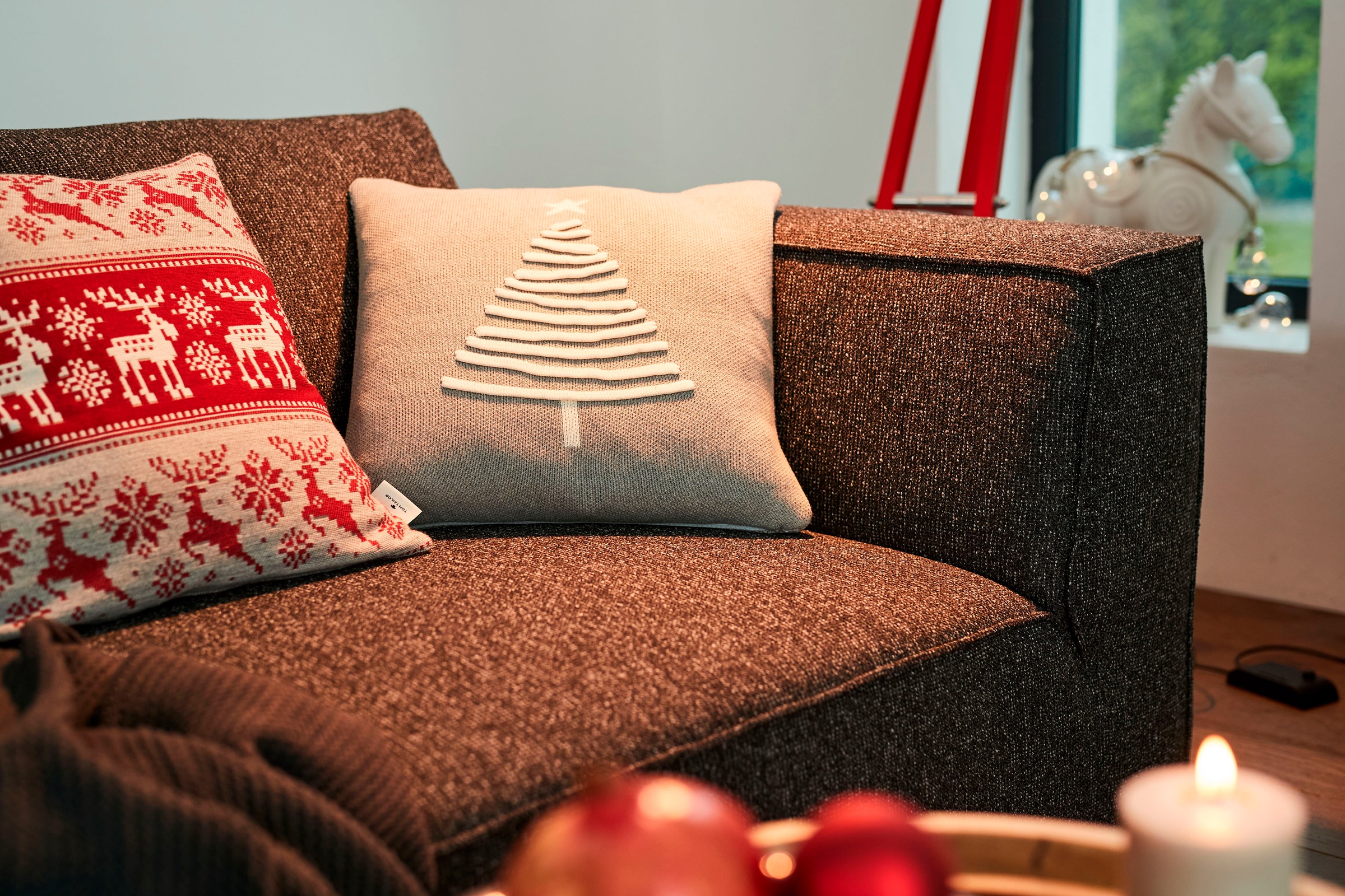 Tom Tailor Home Dekokissen »Knitted Shiny Tree« Gestrickte Kissenhülle ohne Füllung mit Weihnachtsbaum-Motiv in grau, Größe B/L: 45 cm x 45 cm