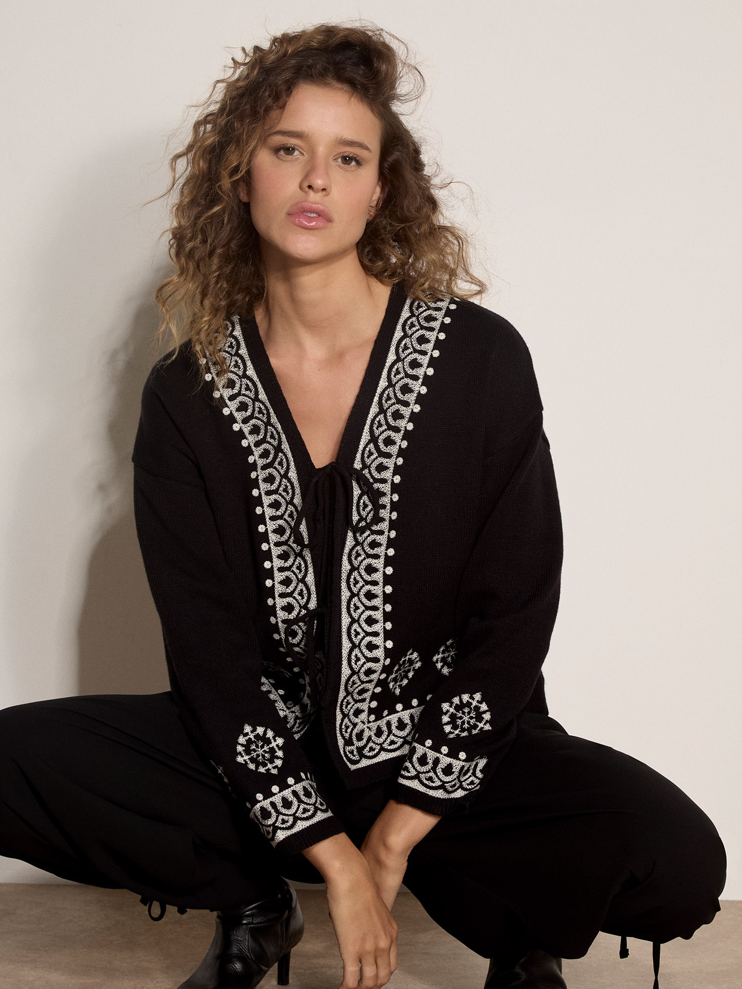 Apricot Cardigan »Strickjacke mit Stickerei« mit Bindeband vorne