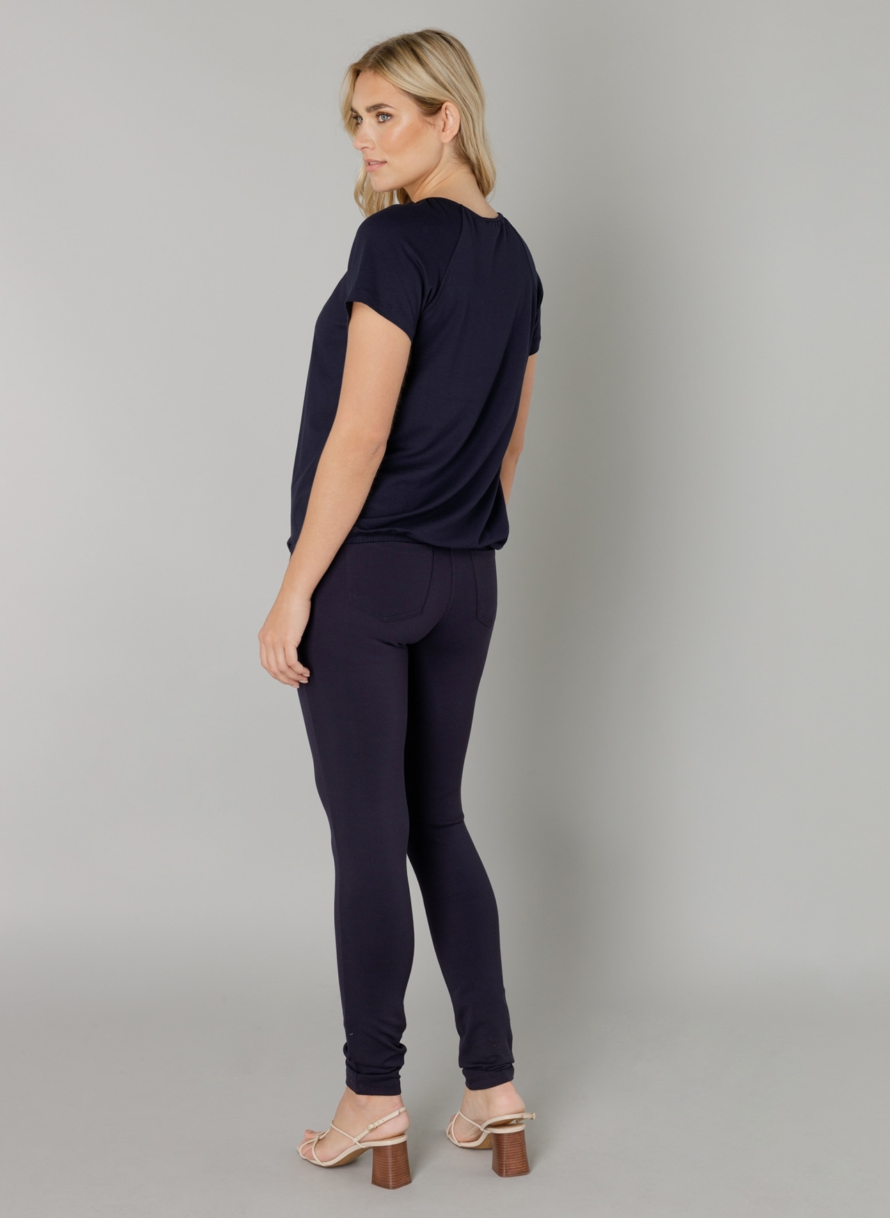 Base Level T-Shirt »Yona«, mit Raffung am Rundhalsausschnitt