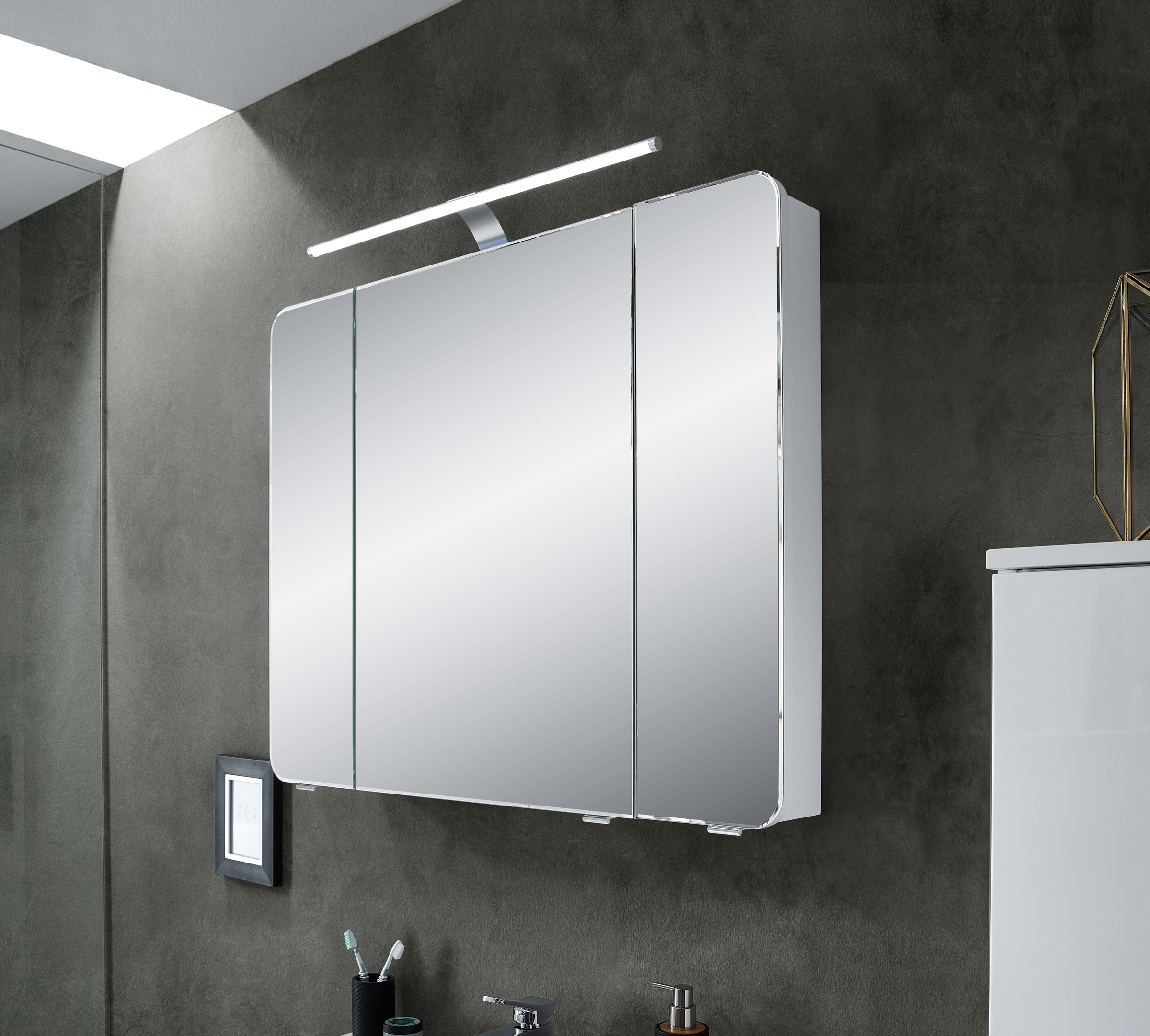 Saphir Badmöbel-Set »Serie 4005, vormontiert, Glaswaschbecken, Spiegelschrank«, (Set, 5 St.), Badezimmer-Set mit Unterschrank, Midischrank, inkl. Türdämpfer
