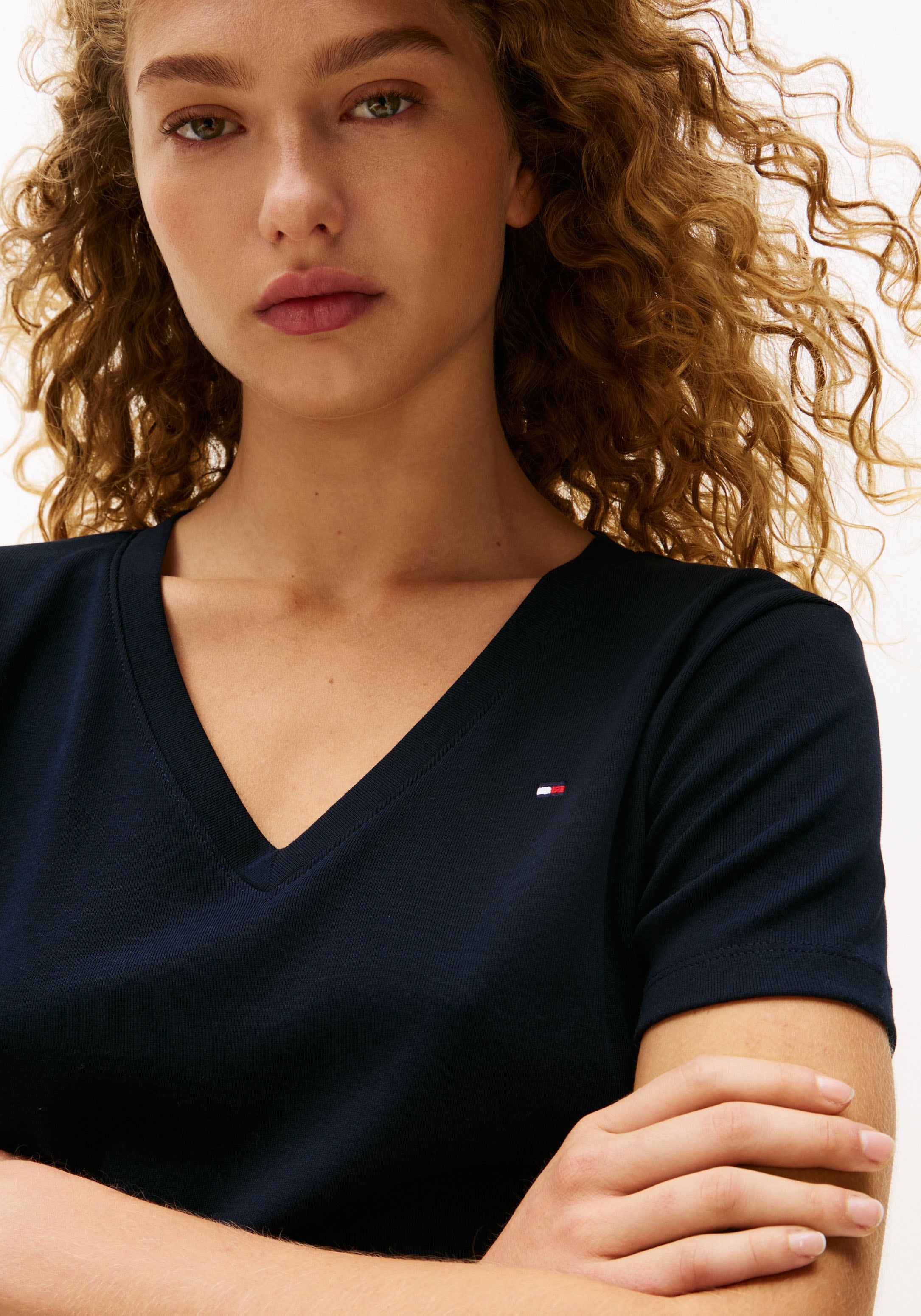 Tommy Hilfiger T-Shirt »SLIM CODY V-NK SS mit V-Ausschnitt und Streifen«, gestreift, casual, slim fit, Baumwolle, V-Ausschnitt