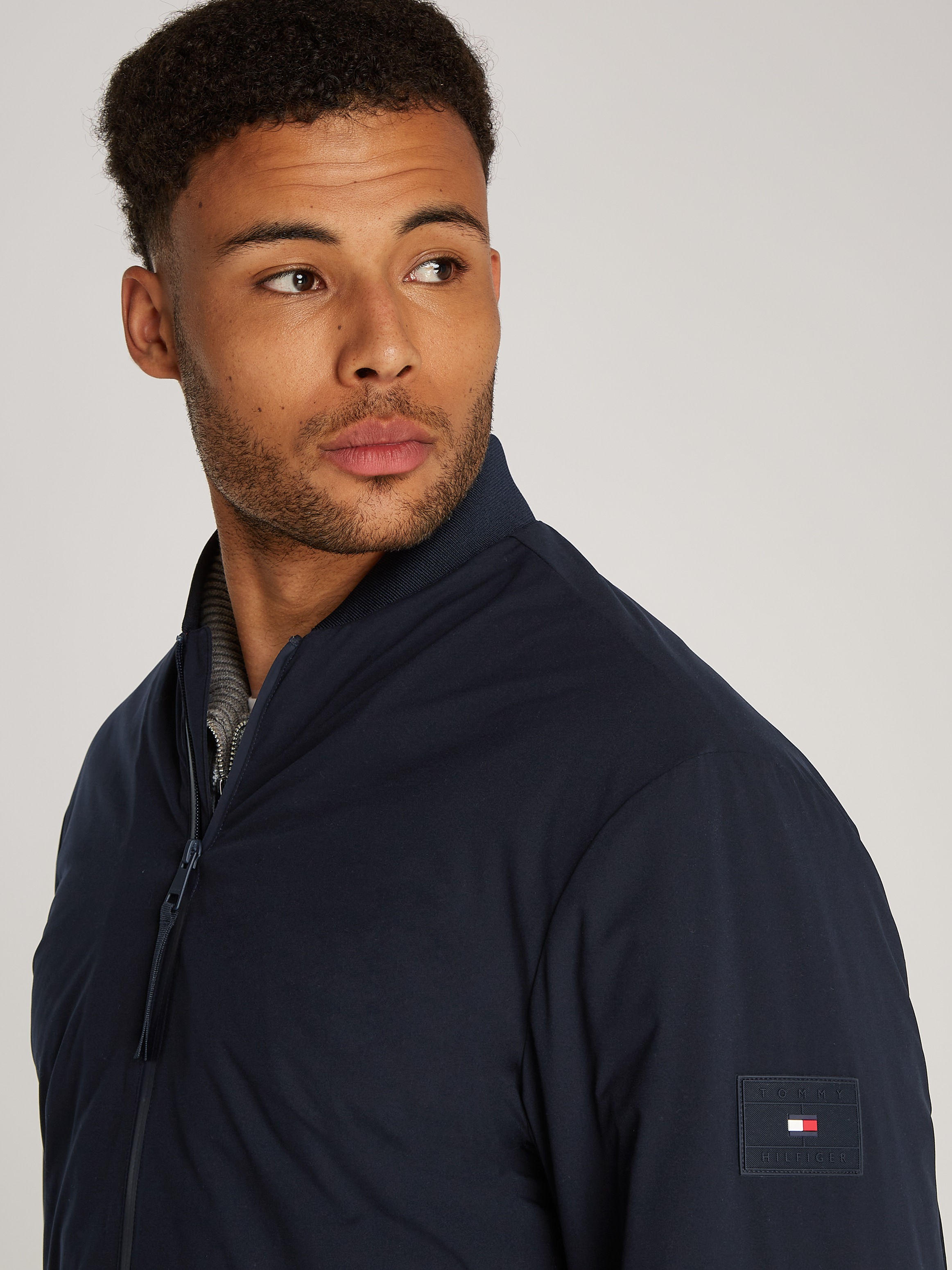 Tommy Hilfiger Bomberjacke »TECH BOMBER«, mit wasserabweisendem Reißverschluss