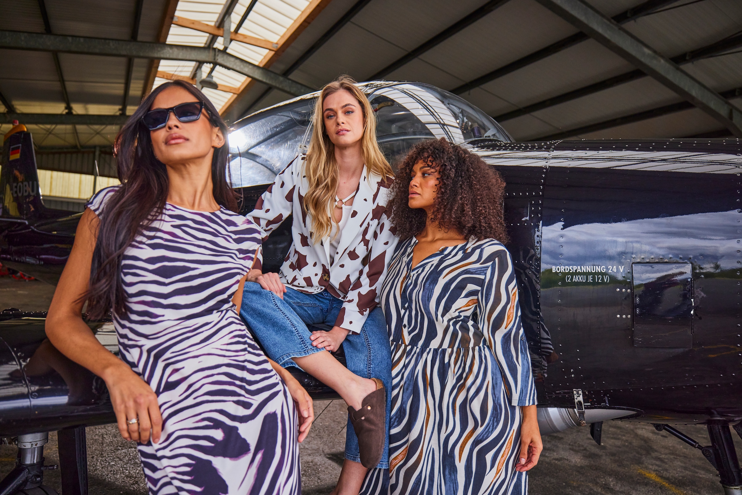 Aniston CASUAL Straight-Jeans mit extravaganten, asymmetrischem Verschluss - NEUE KOLLEKTION