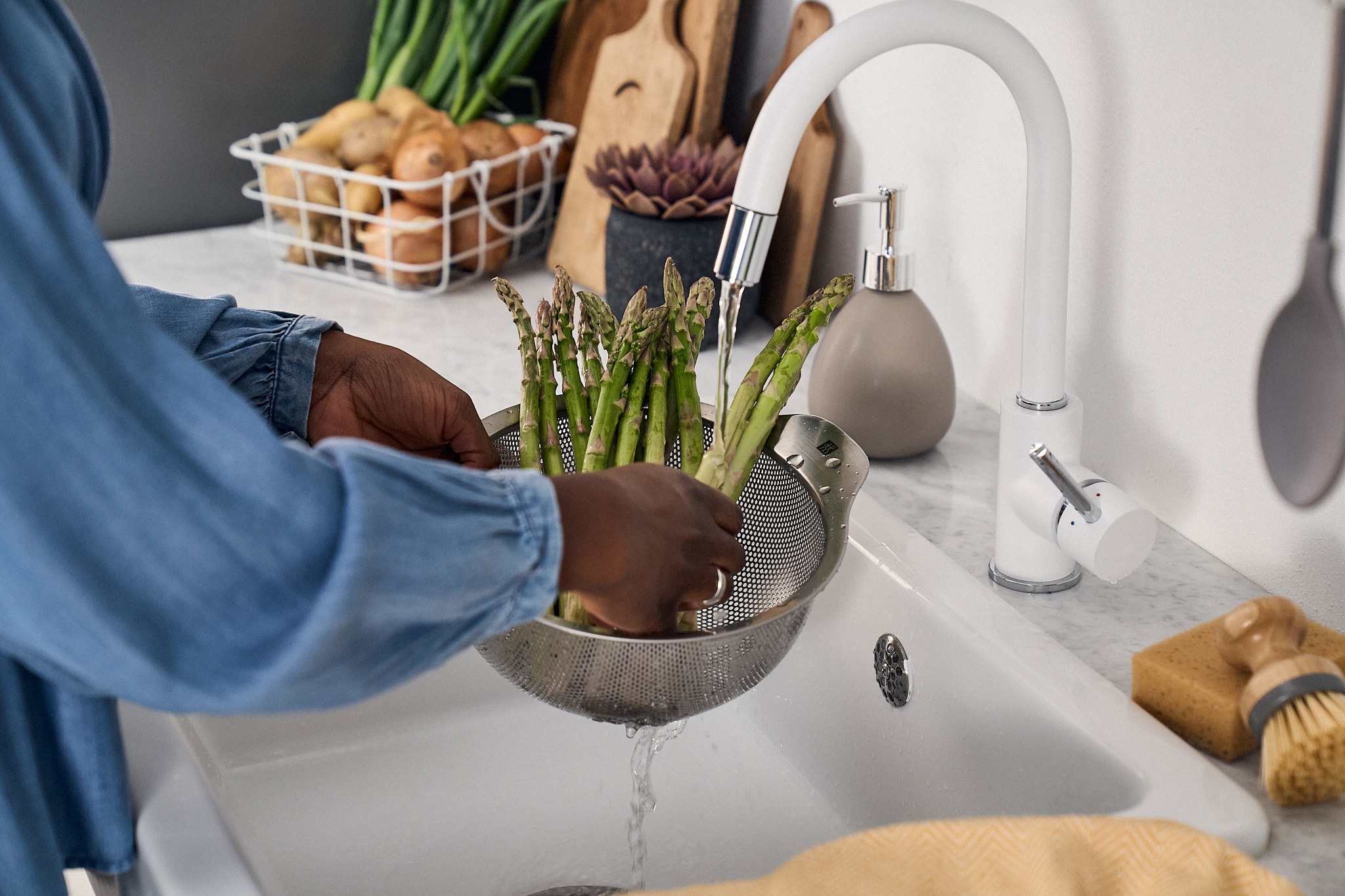 Zwilling Küchensieb »Table« 3-in-1-Funktion als Sieb, Seiher und Schale, Loch-Edelstahl, 24 cm