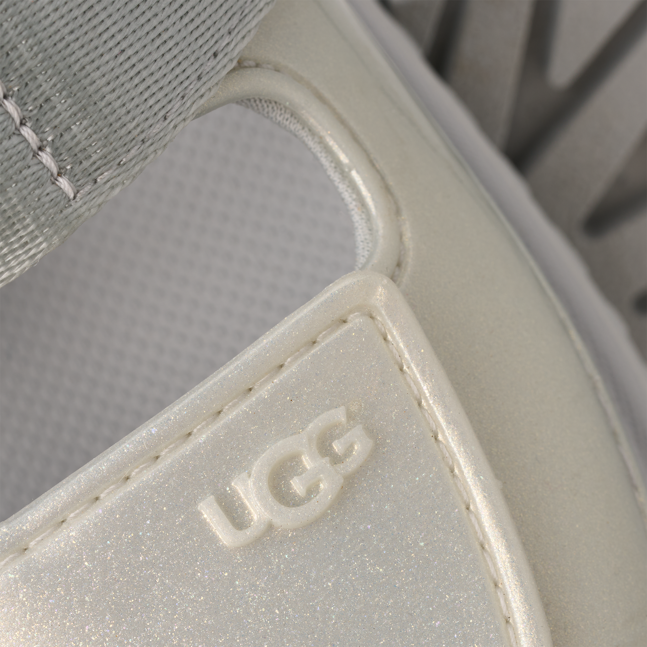 UGG Sandale »GOLDENGLOW GLOSSY SPARKLES«  Klettschuh, Sommerschuh mit trendy Plateausohle