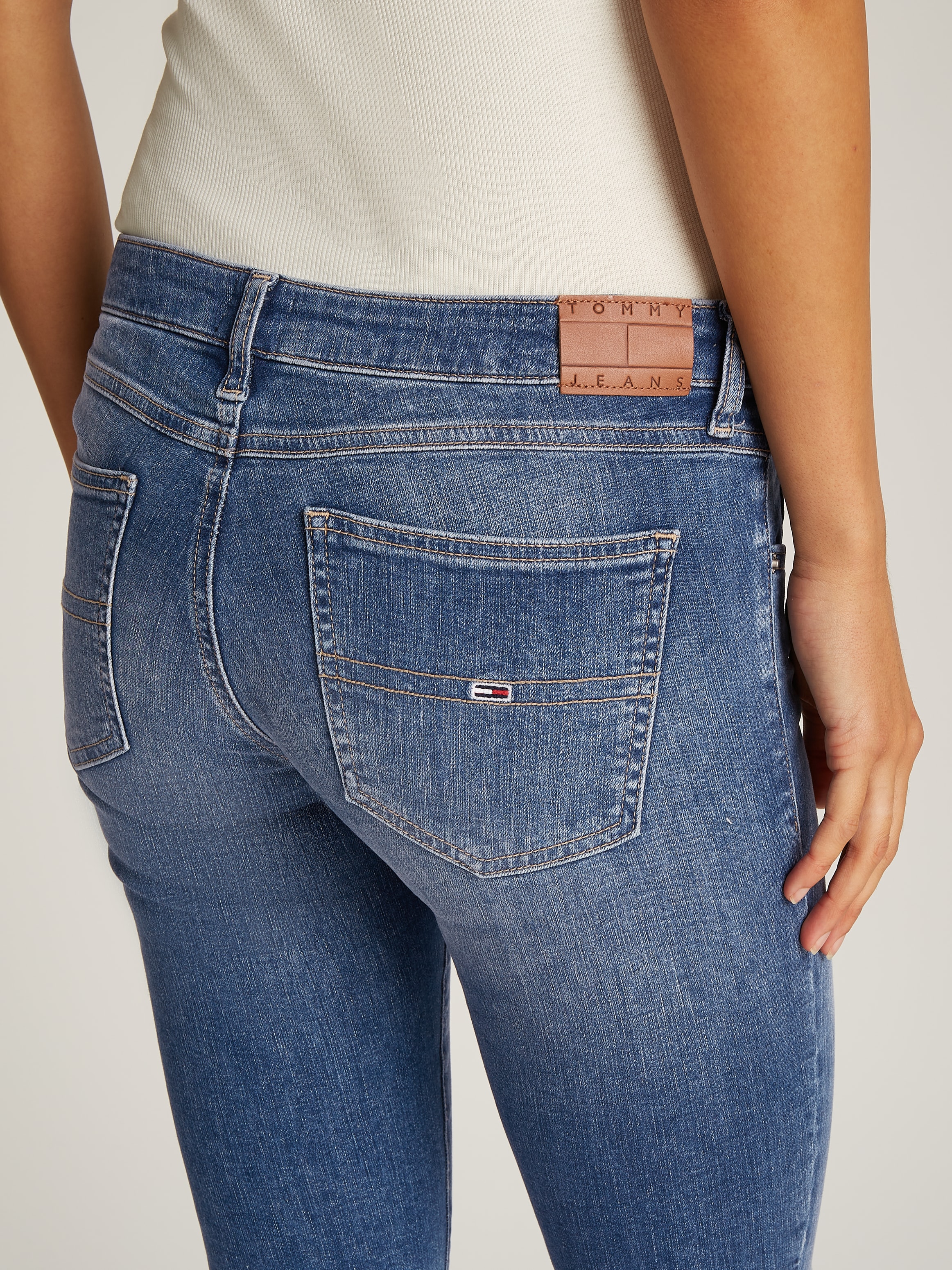 Tommy Jeans Skinny-fit-Jeans »SOPHIE LW SKN«, mit Logo-Badge, in Knöchellänge