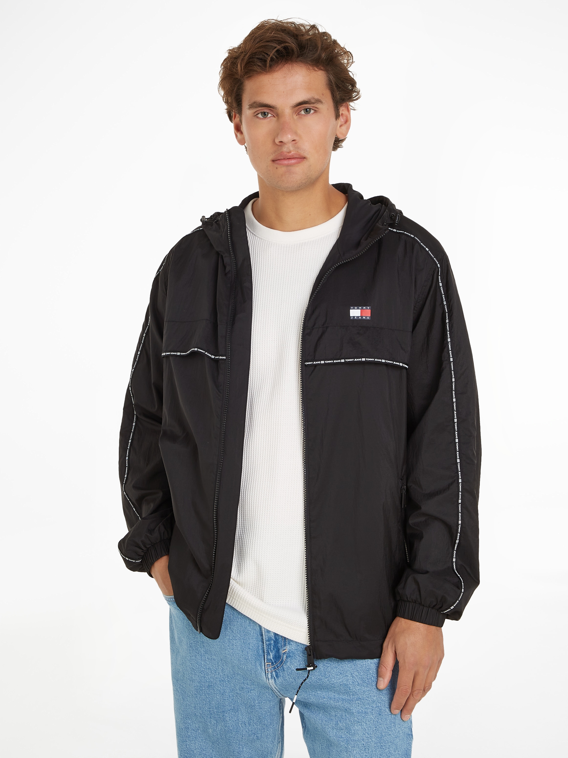 Tommy Jeans Blouson »TJM CHICAGO TAPE WINDBREAKER EXT«, mit Kapuze, Tape mit Markenschriftzug am Ärmel