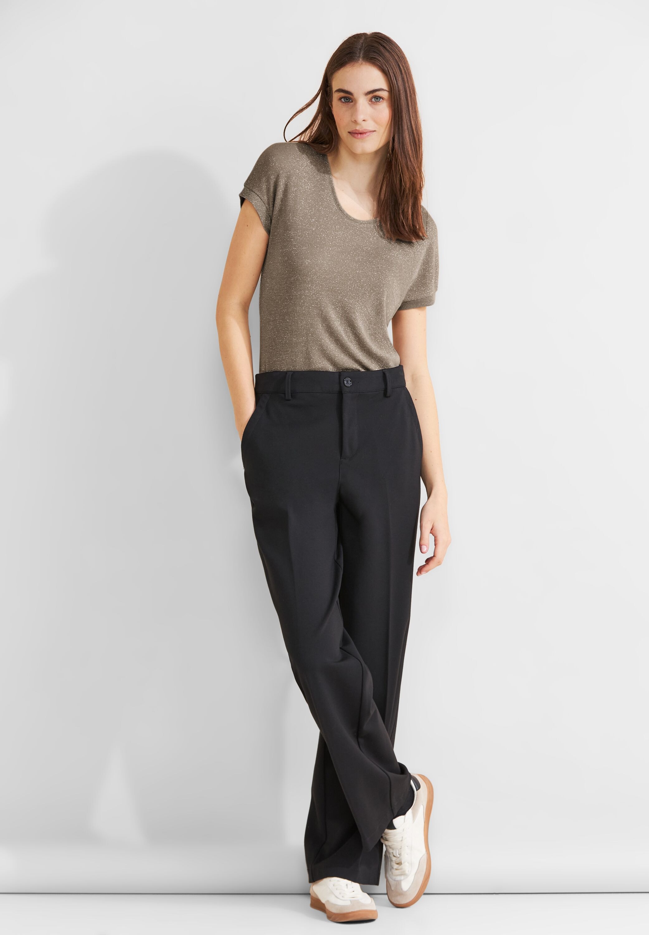 STREET ONE Stricktop »LTD QR V-Neck shiny Shirt«, mit tiefem Rundhalsausschnitt