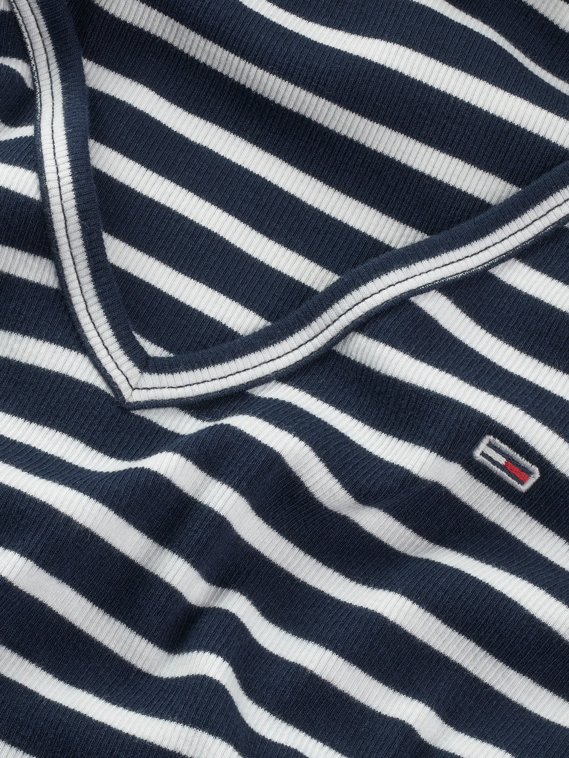 Tommy Jeans T-Shirt »TJW SLIM ESSENTIAL RIB V SS«, mit Logostickerei