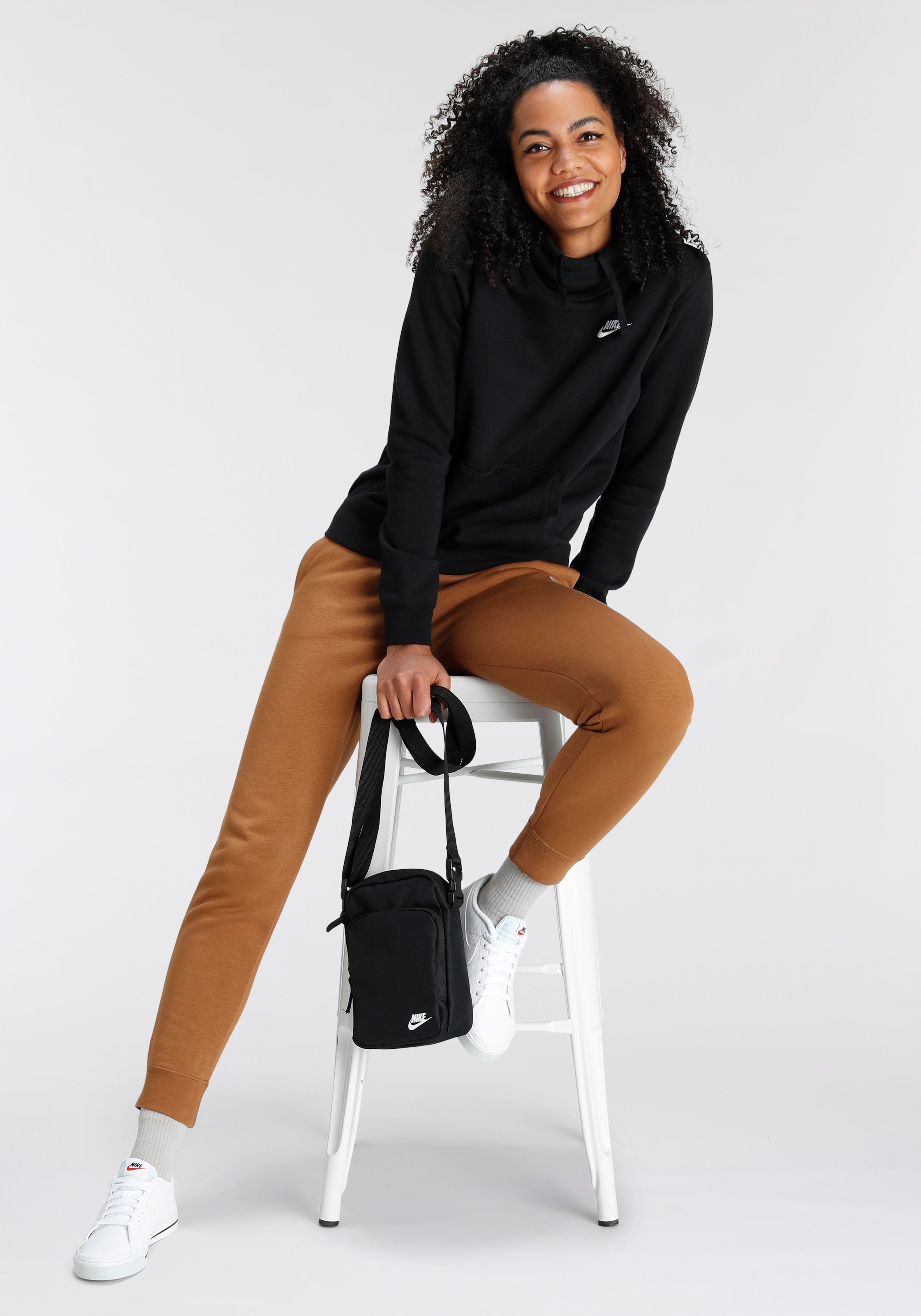 Nike Sportswear Kapuzensweatshirt »Club Fleece Women's Funnel Hoodie«, Damen Kapuzenpullover aus weichem Fleece Material