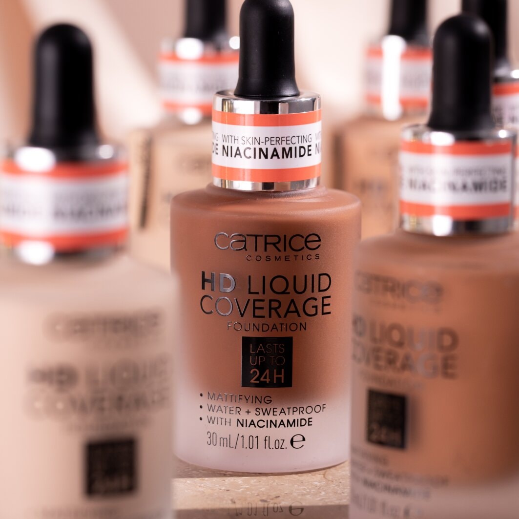 Catrice Foundation »HD Liquid Coverage Foundation«, Flüssig, mattierend, softe Textur, hohe Deckkraft, wasserfest.