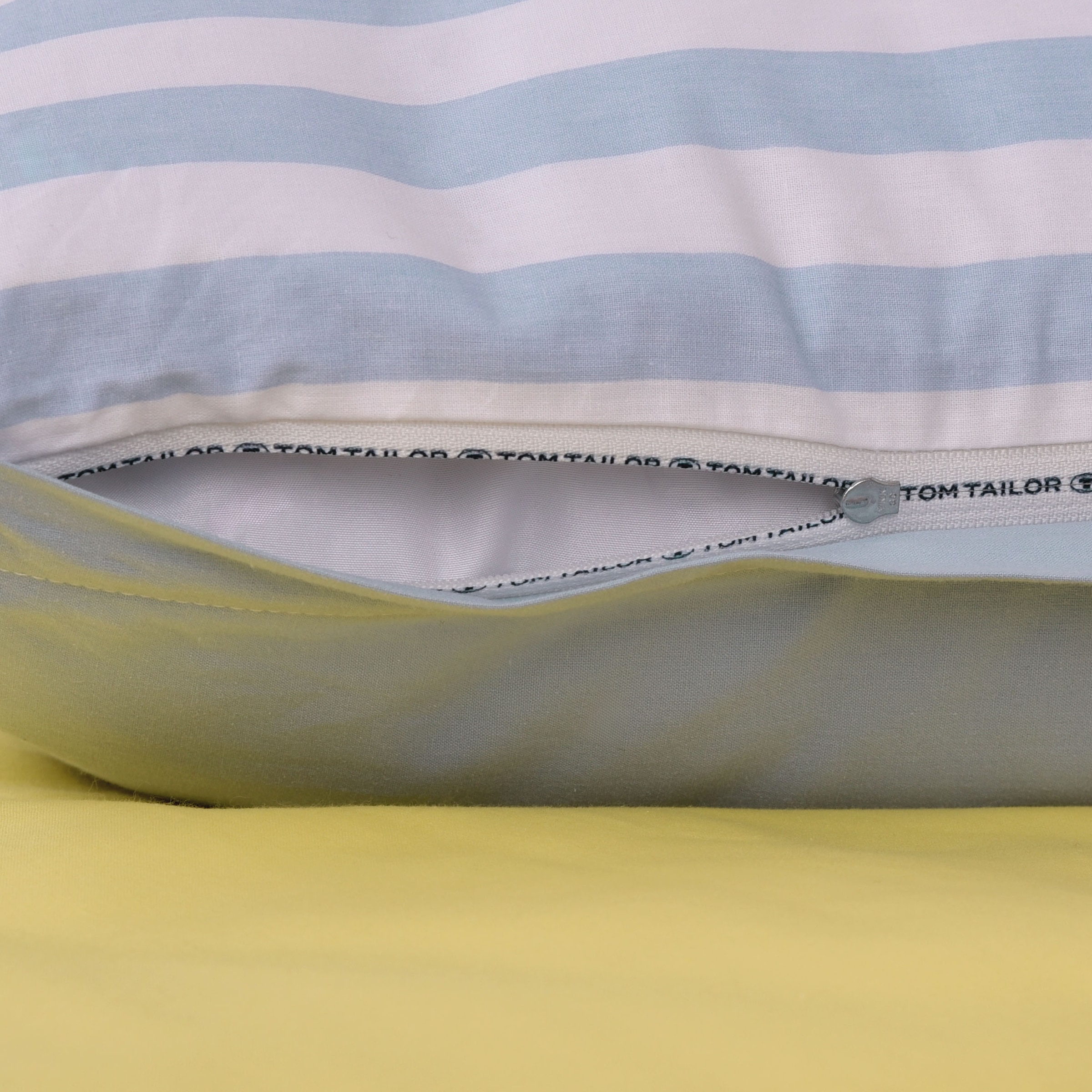 TOM TAILOR HOME »STRIPES WITH A KICK in Gr. 135x200cm oder 155x220cm« 2 Stk. new bedroom, farbige Paspel am Kissen