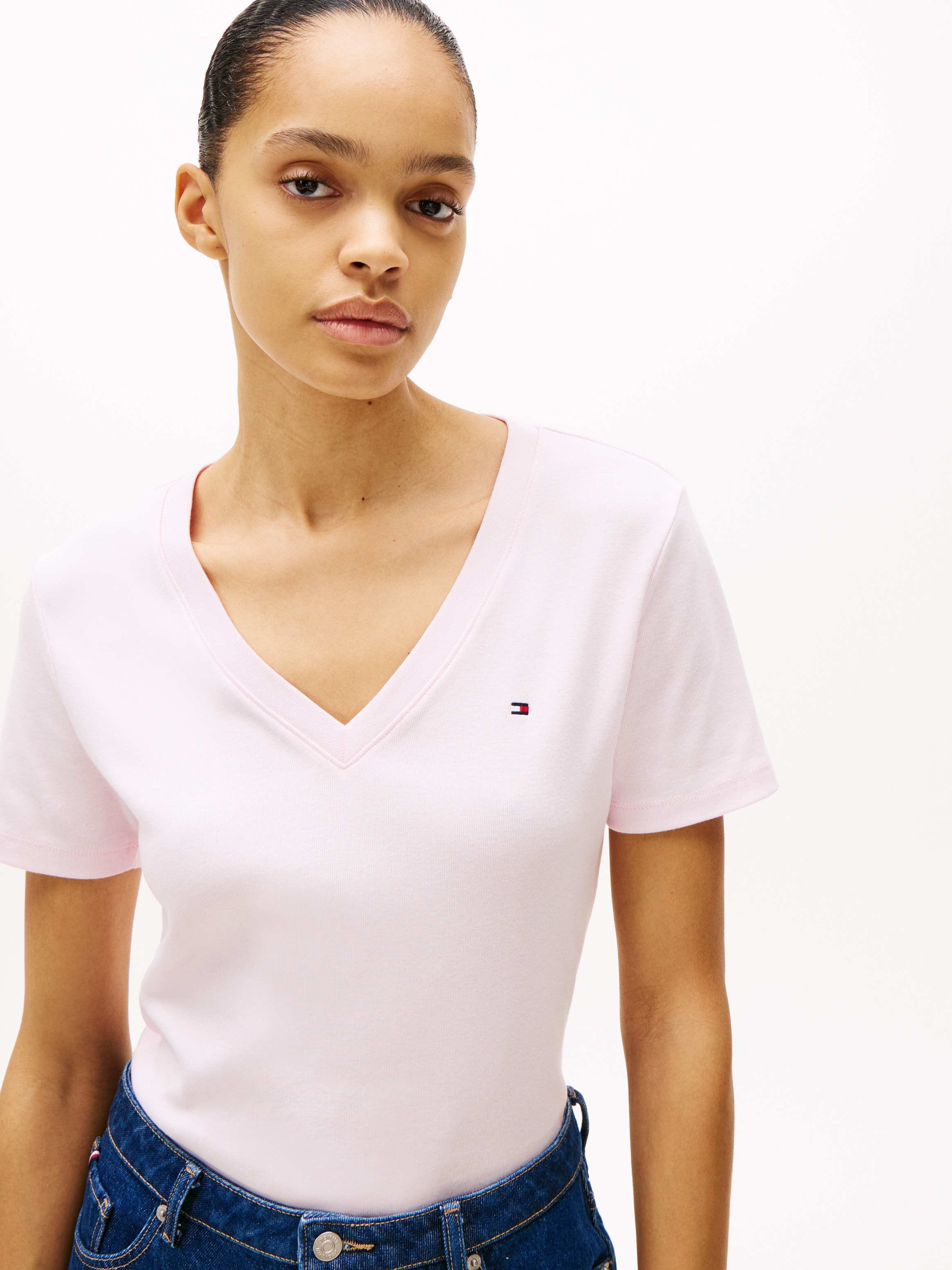 Tommy Hilfiger T-Shirt »SLIM CODY V-NK SS«, mit Logostickerei