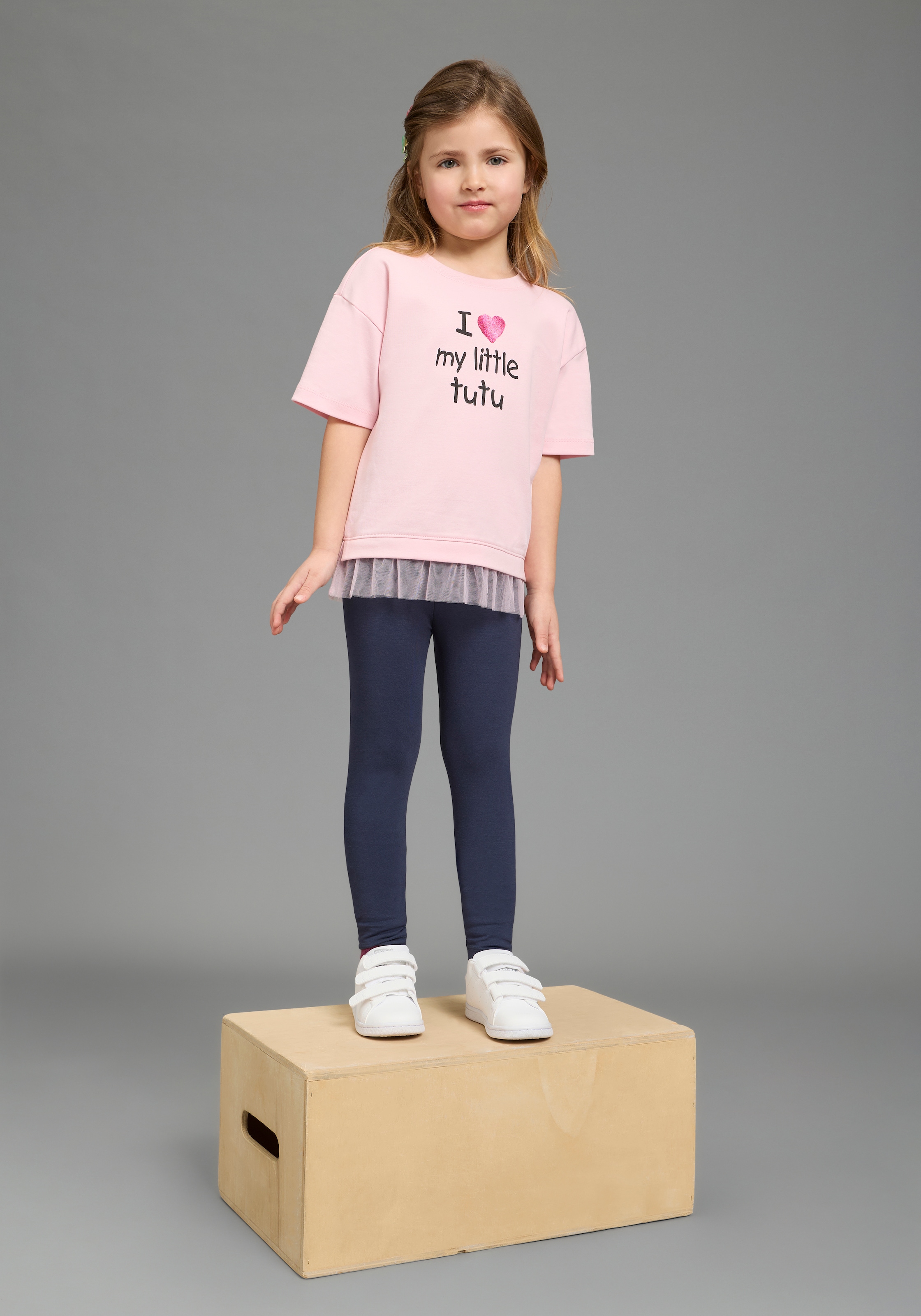 KIDSWORLD T-Shirt »mit Glitzerprint und Tüll-Saum« Basic Passform, Kurzarm, mit Volant aus Polyester
